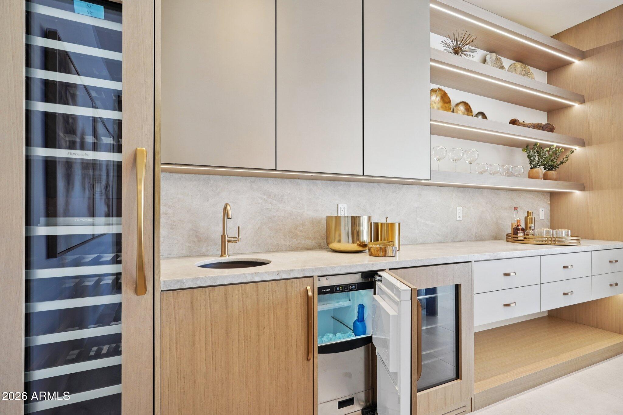 5761 N ECHO CANYON Circle