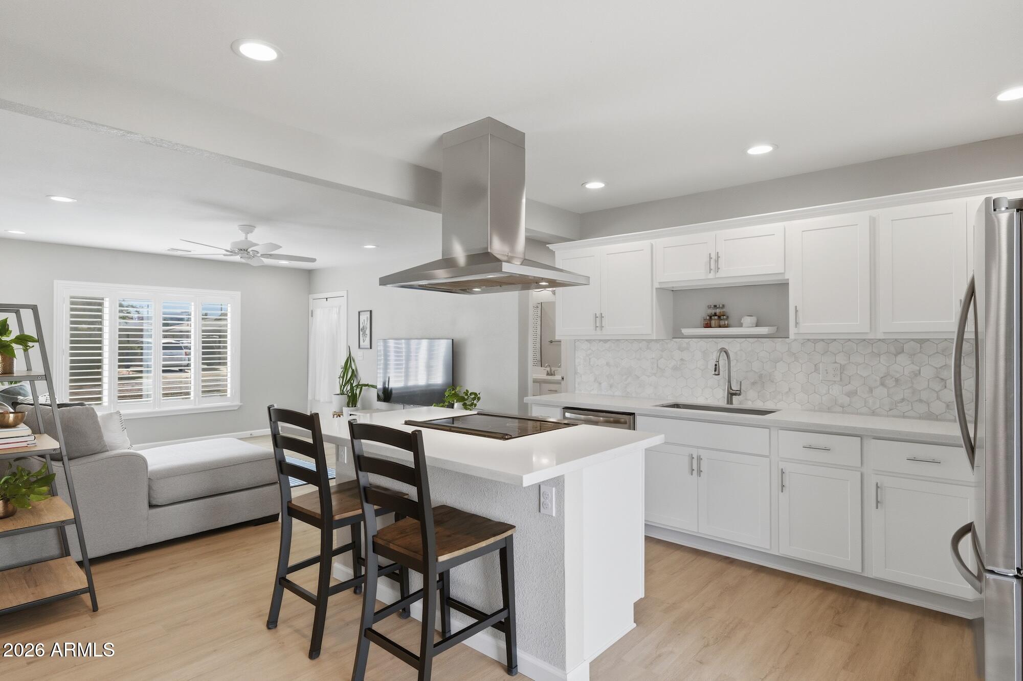 2030 E WHITTON Avenue