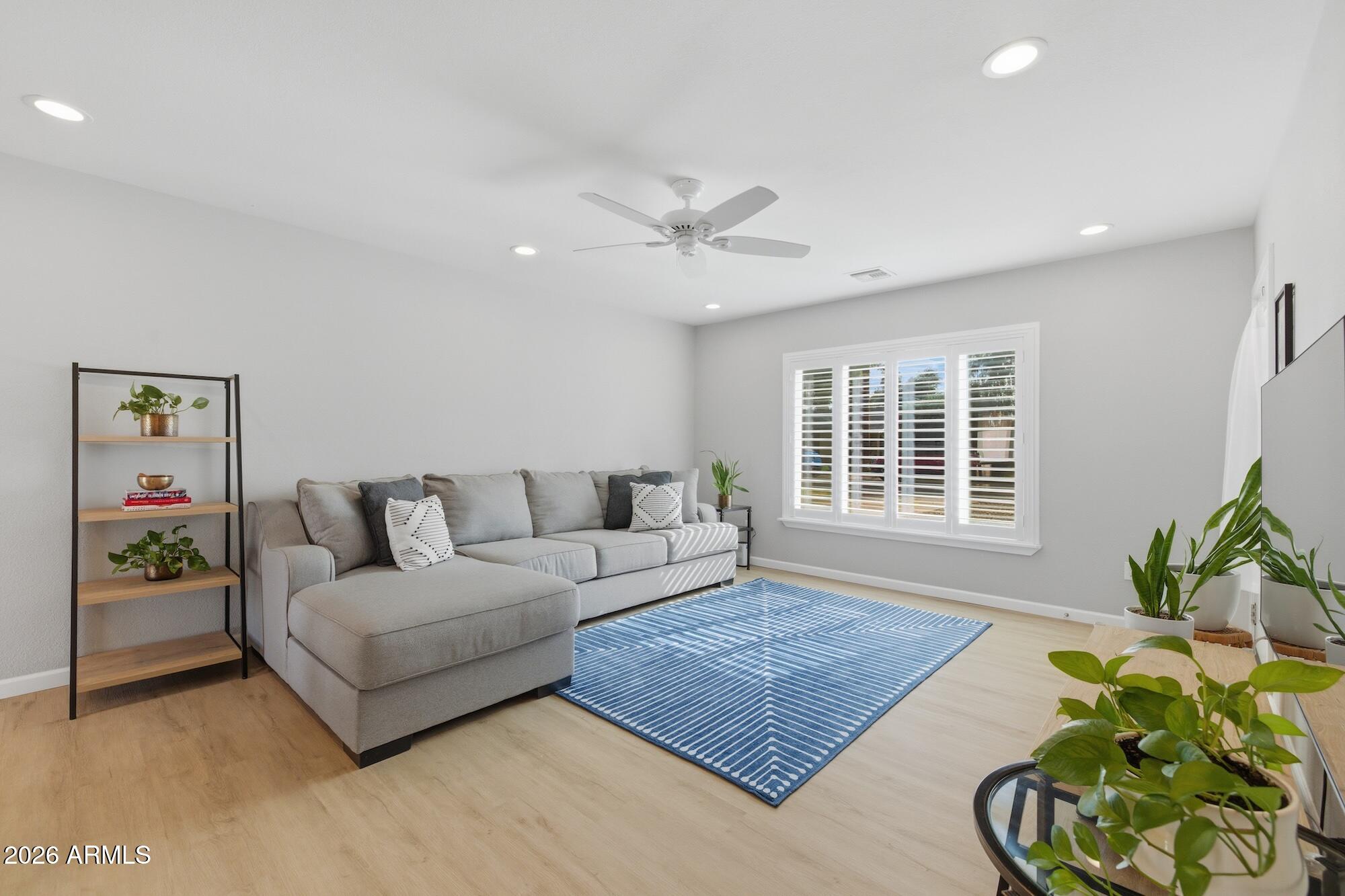 2030 E WHITTON Avenue