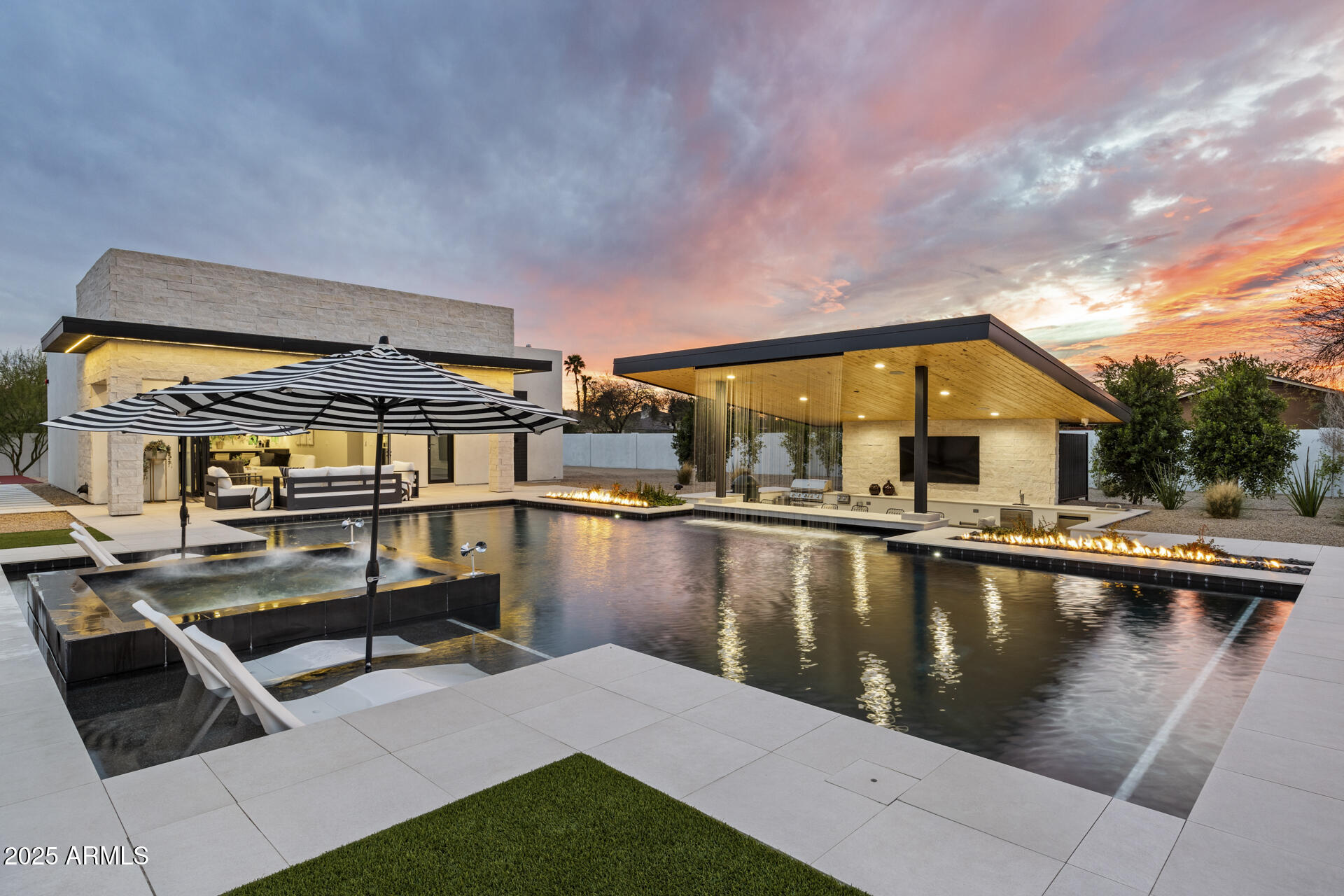 8520 E CACTUS WREN Road