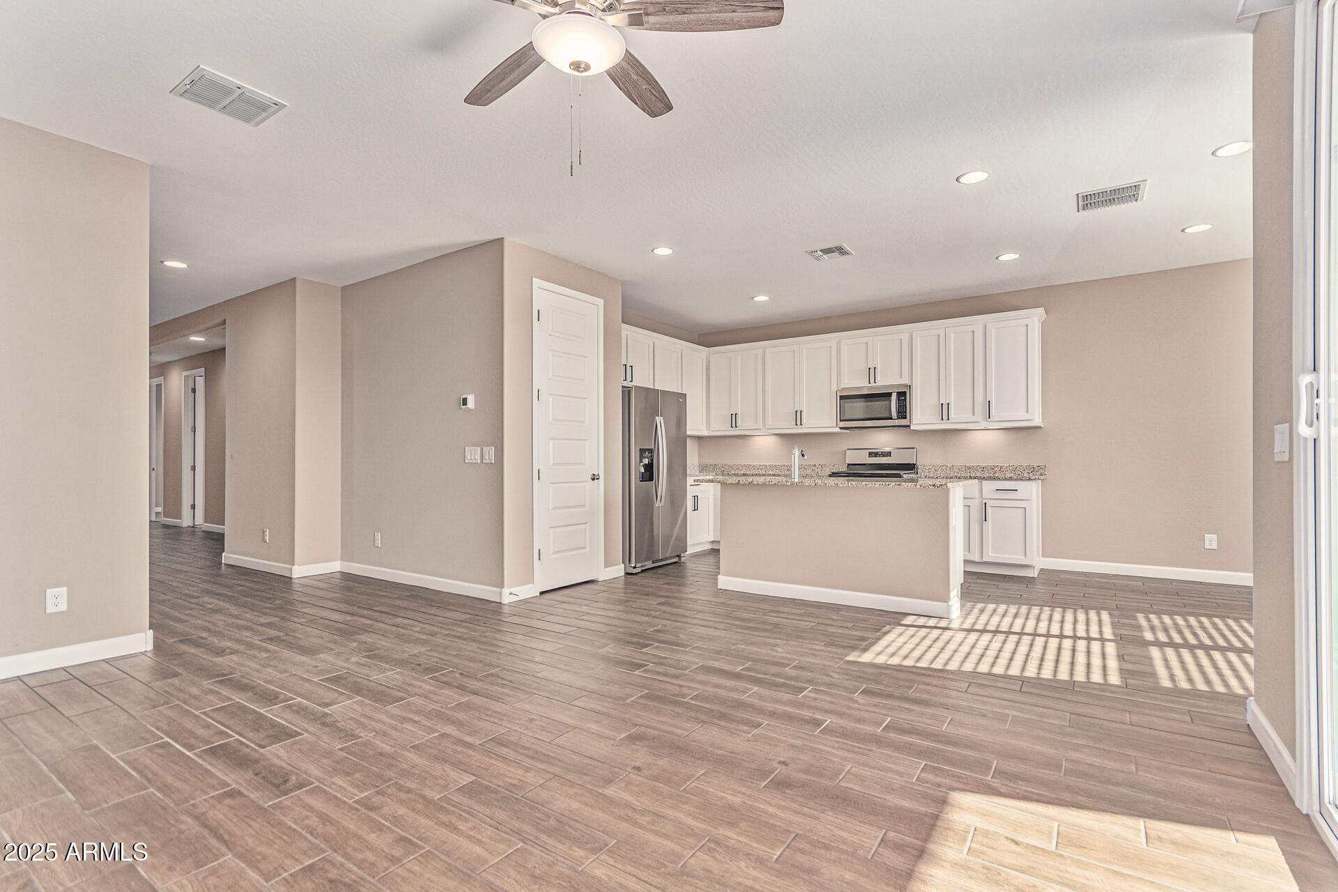 707 W HARTFORD Avenue