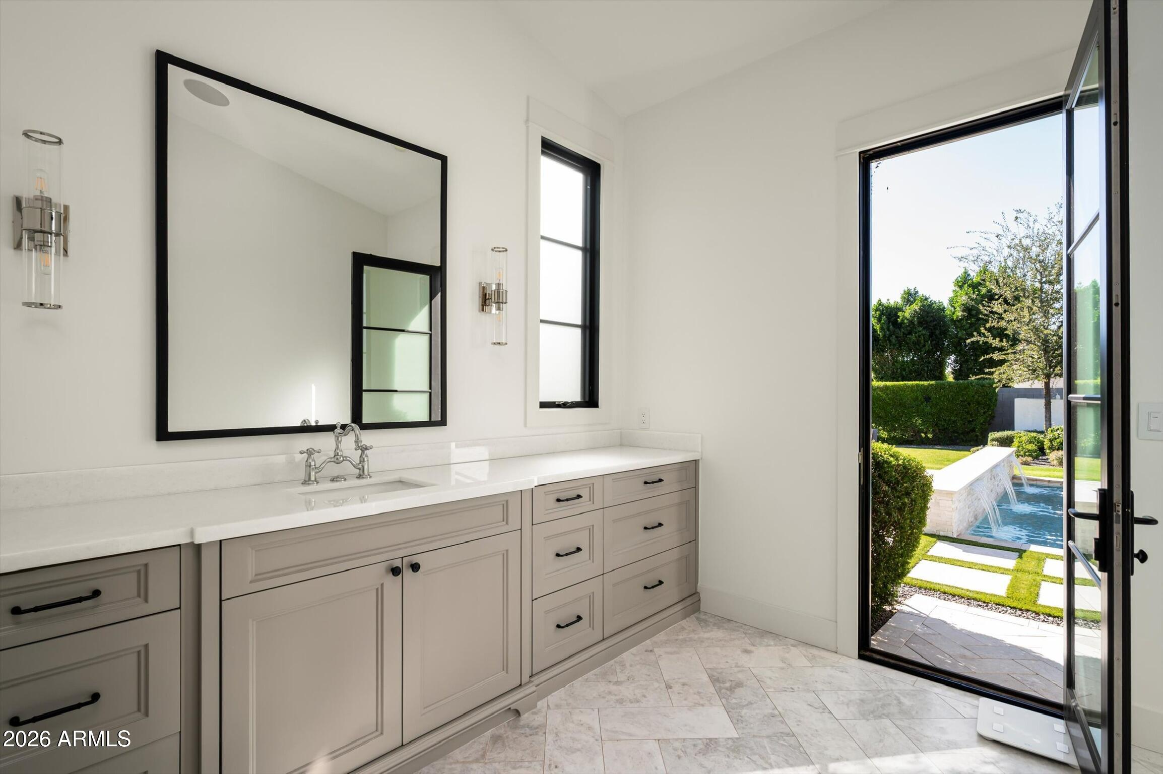 5903 E LAFAYETTE Boulevard