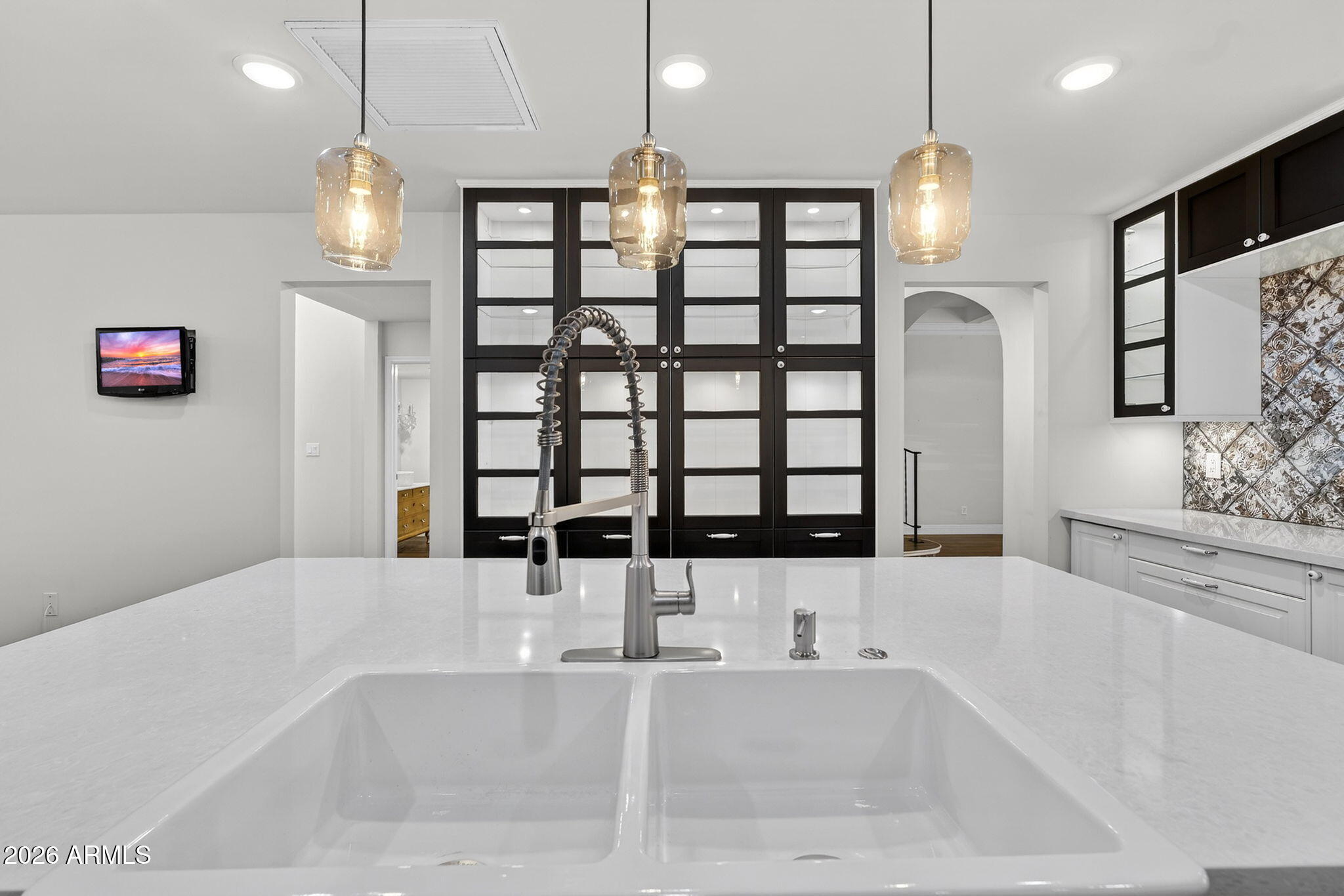 77 E MISSOURI Avenue 27