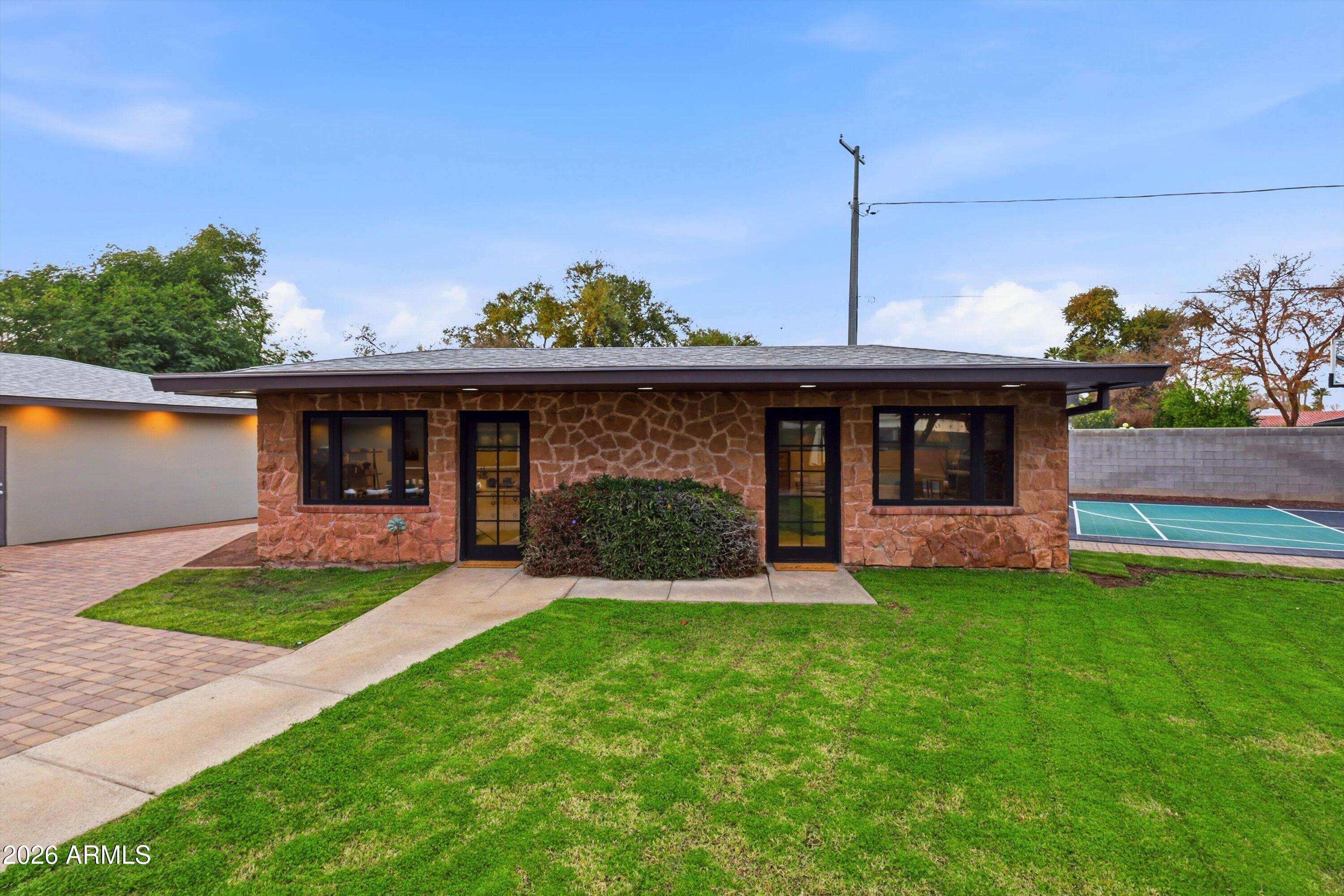 540 W SOLANO Drive