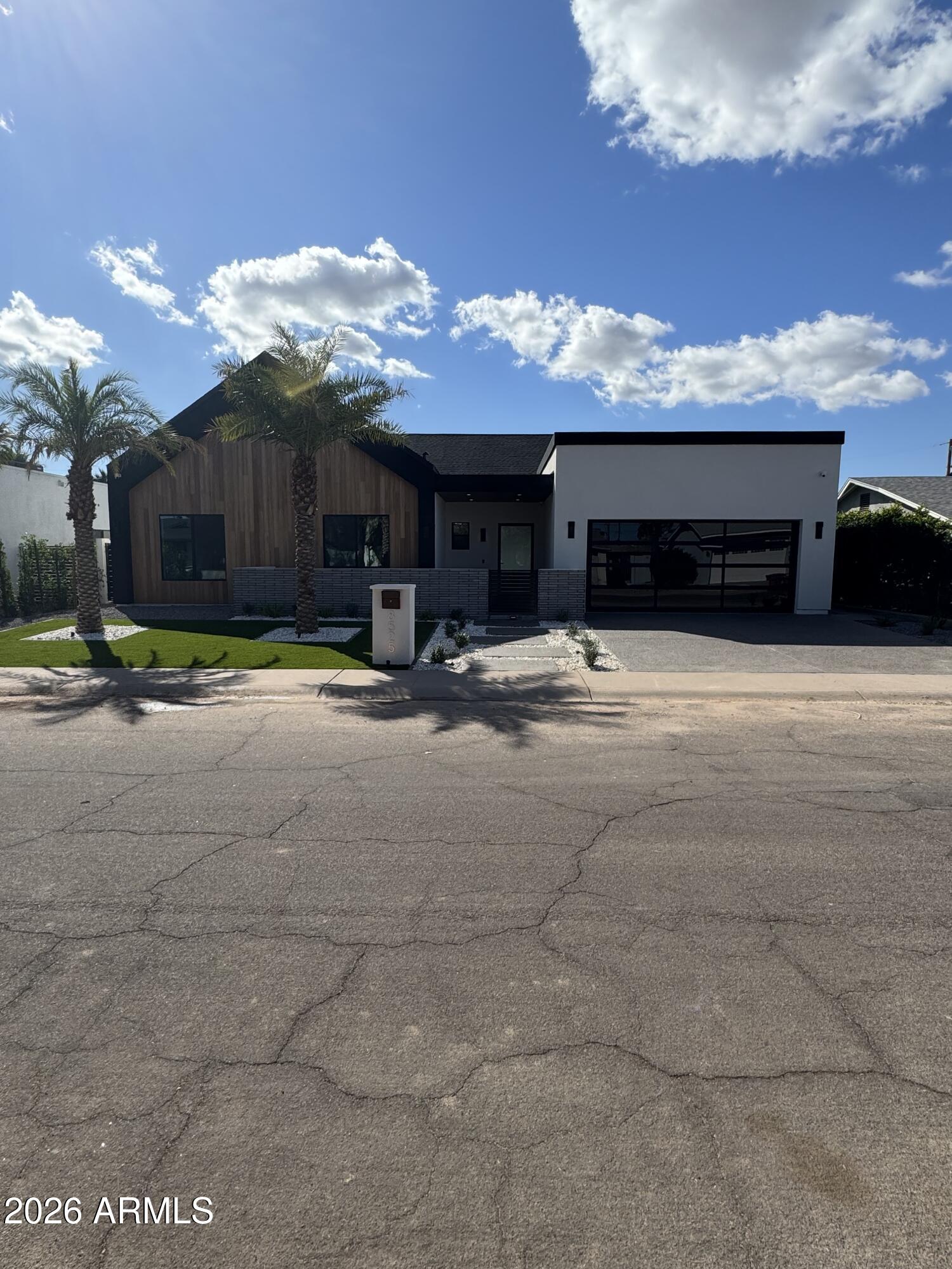 8525 E INDIANOLA Avenue