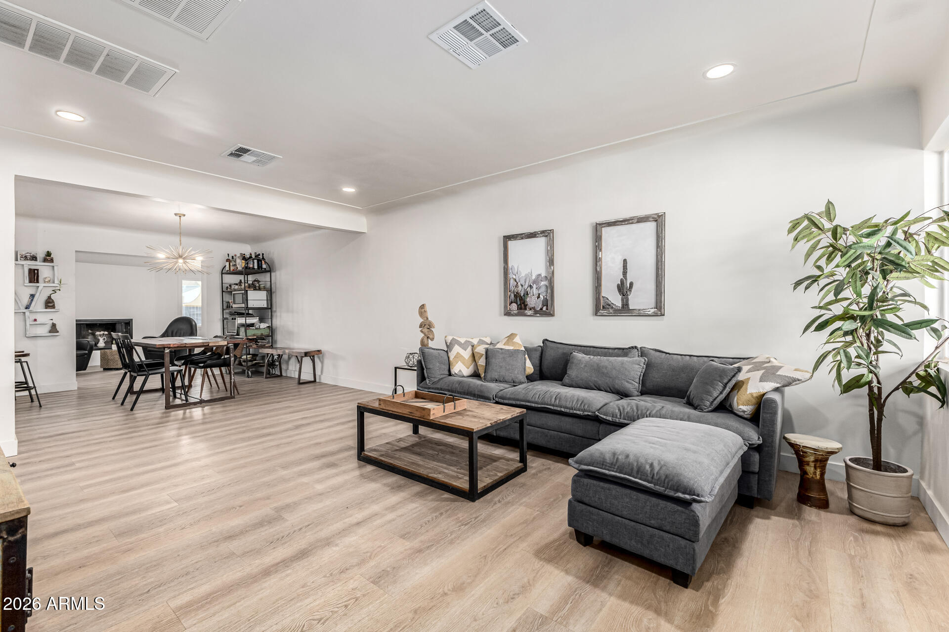 2539 E CAMPBELL Avenue