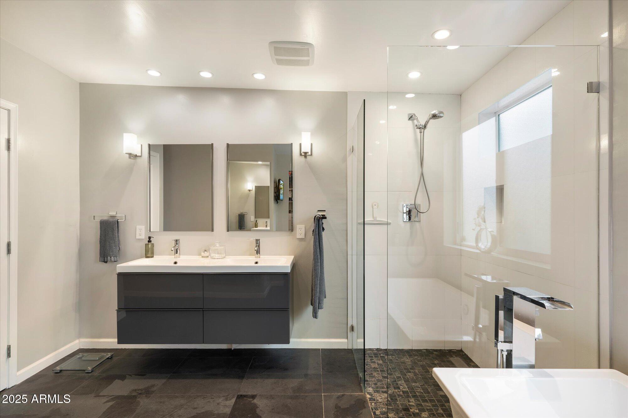 3328 E TURNEY Avenue