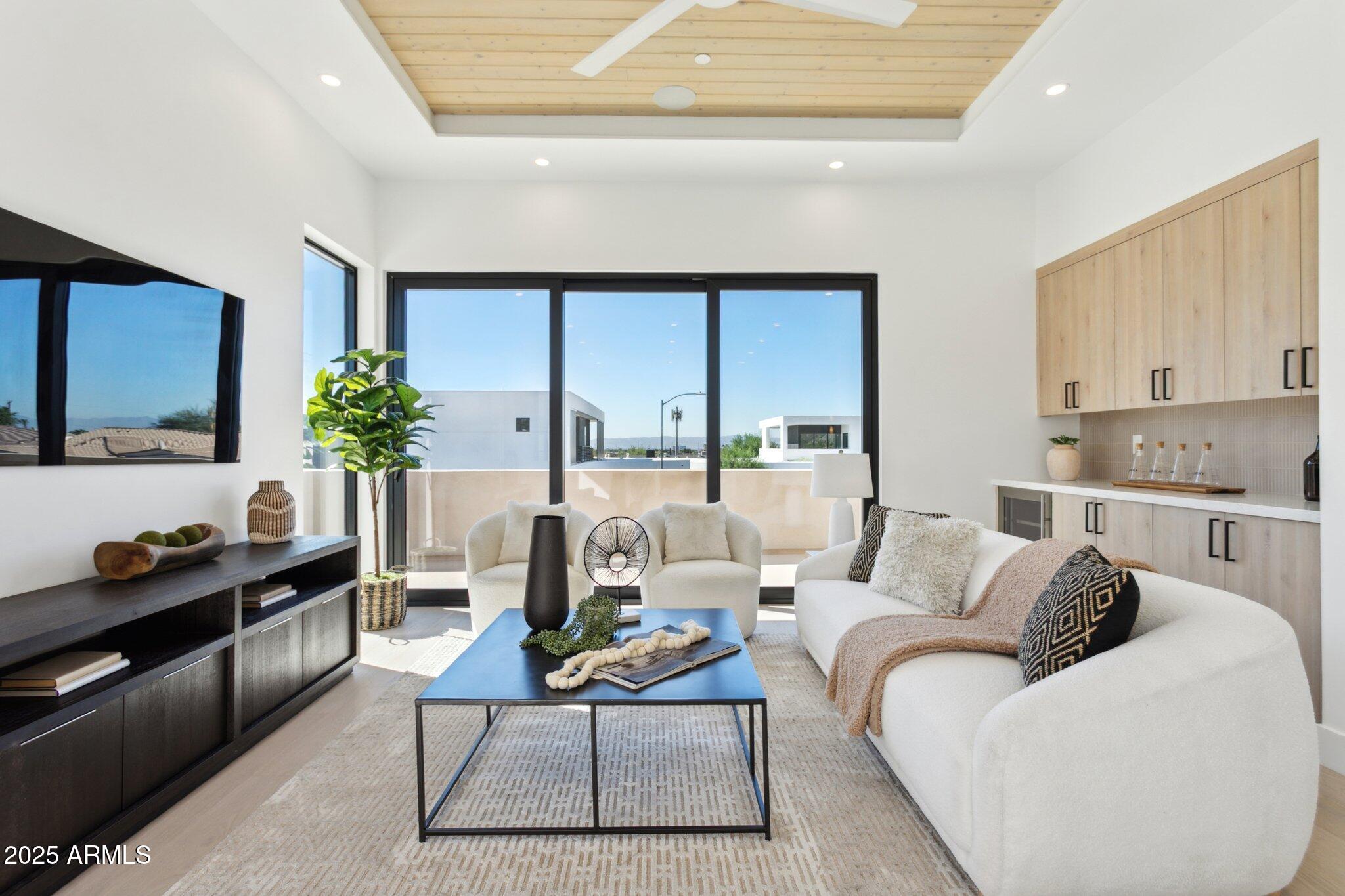 1830 E PALMAIRE Avenue