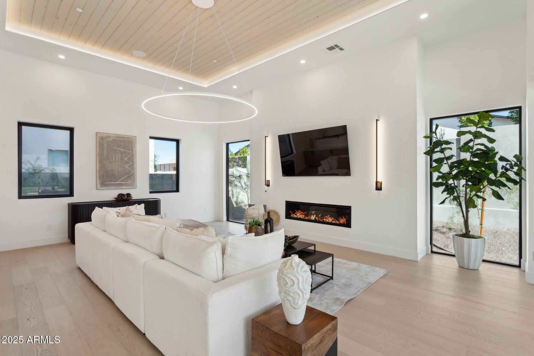 1830 E PALMAIRE Avenue