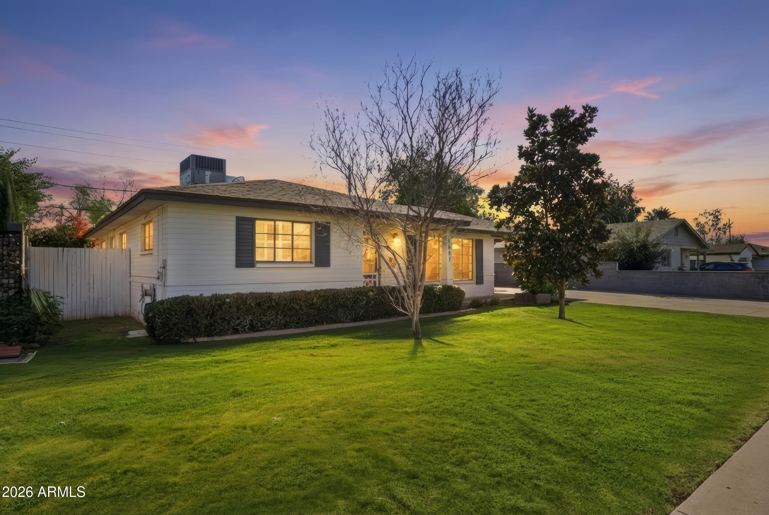 1831 E MINNEZONA Avenue