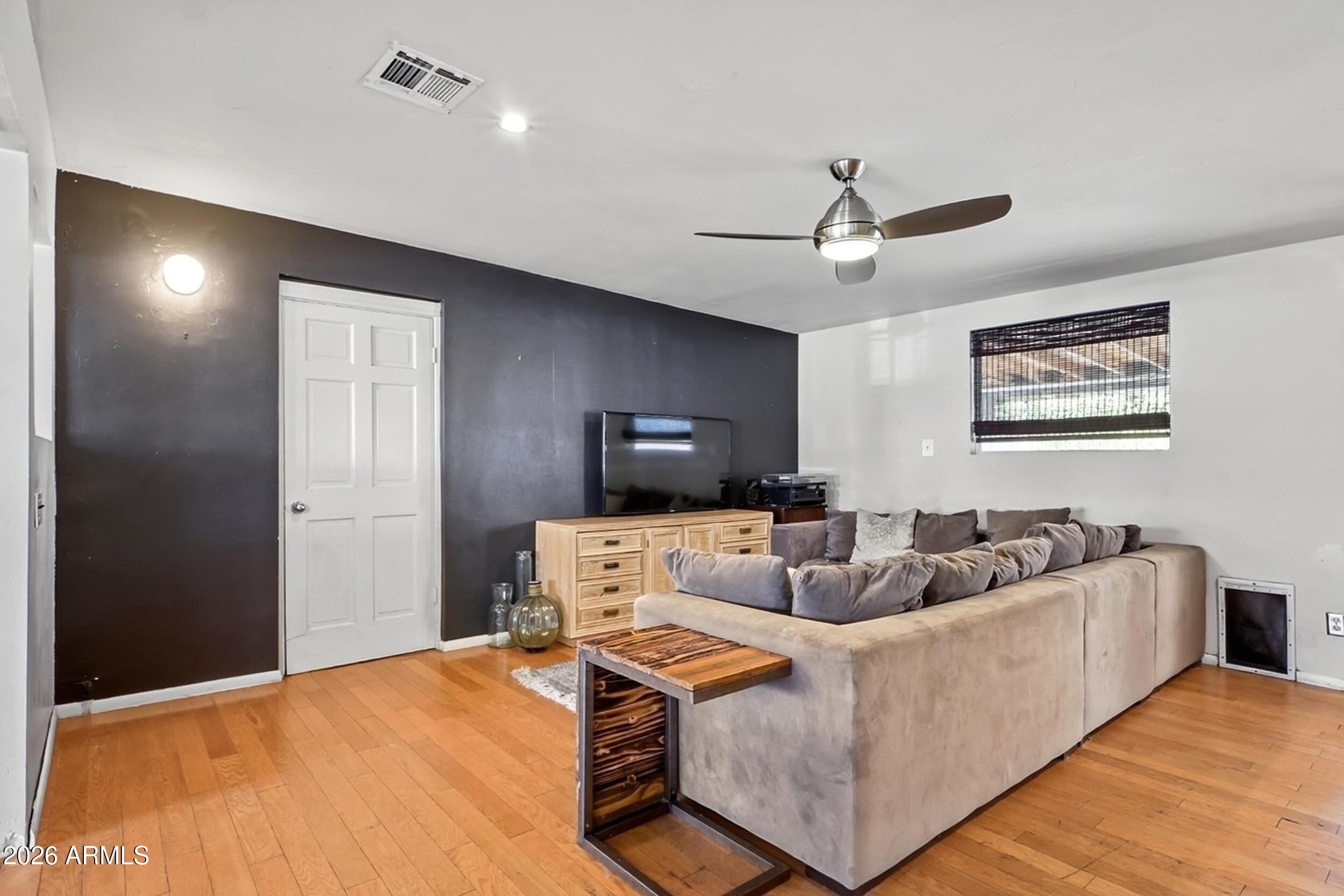 1831 E MINNEZONA Avenue