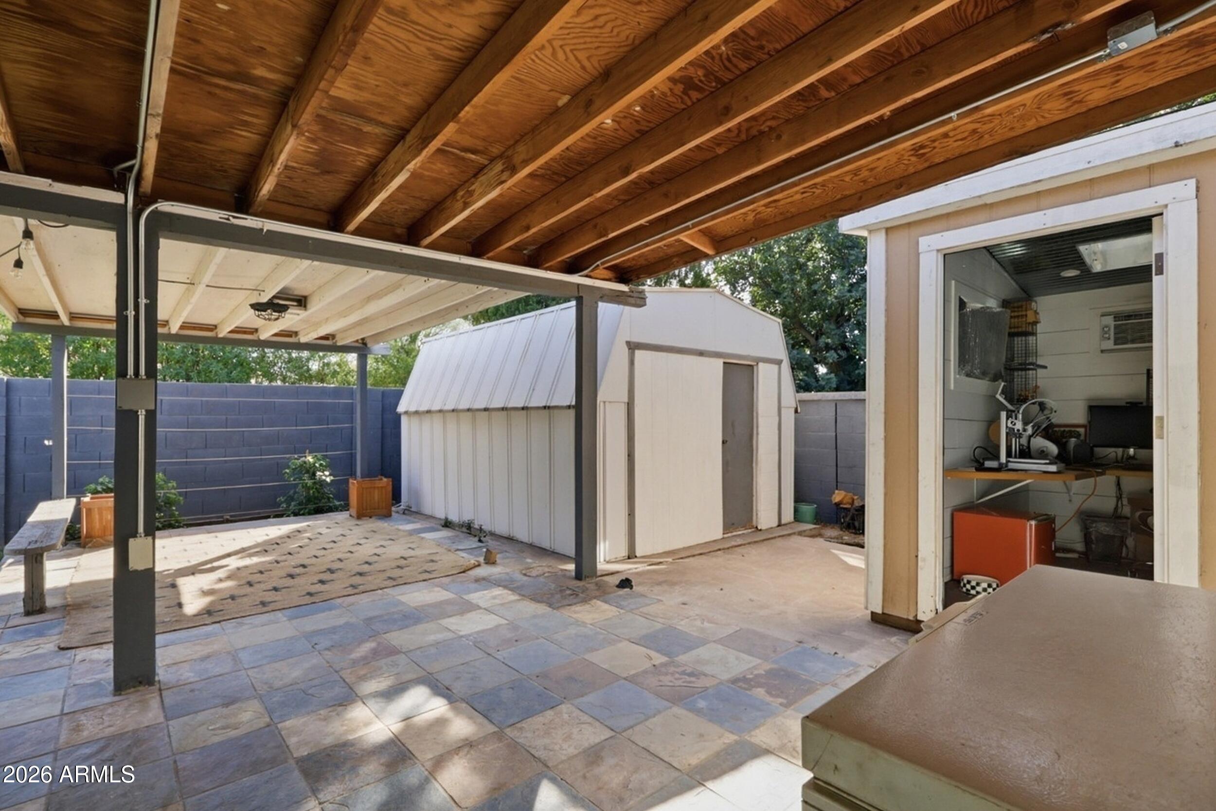 1831 E MINNEZONA Avenue