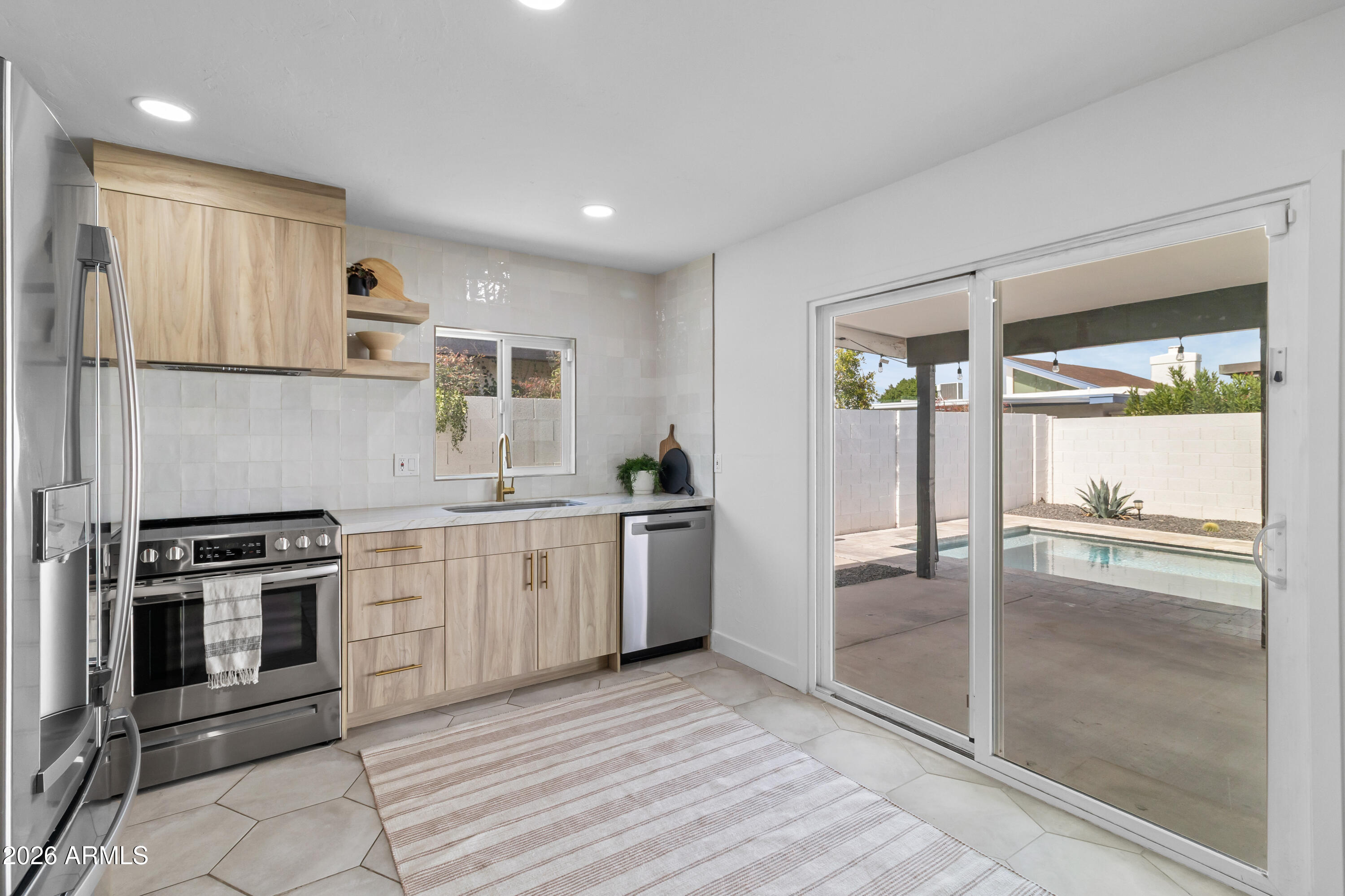 5508 E CAMBRIDGE Avenue