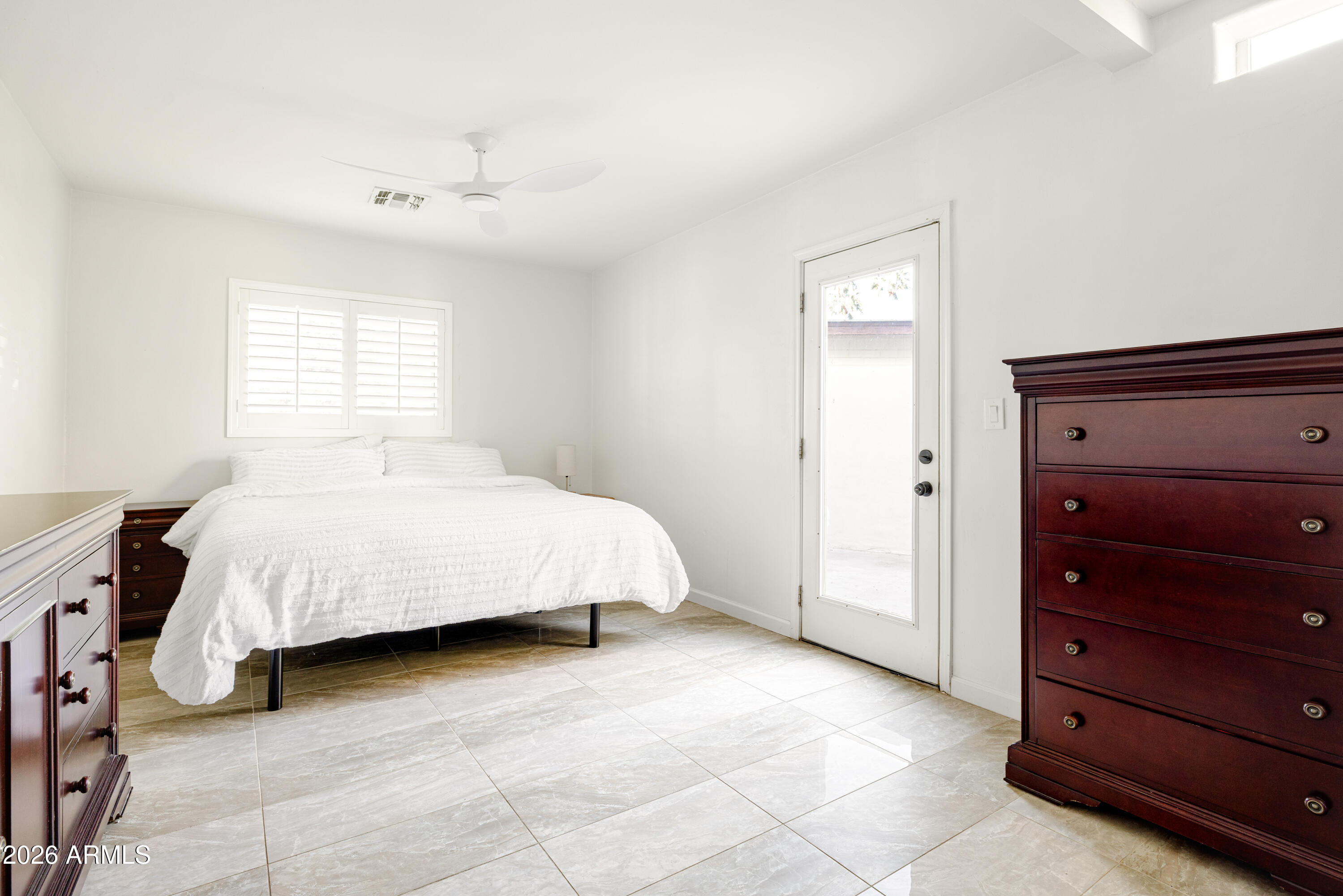 1118 E COLTER Street