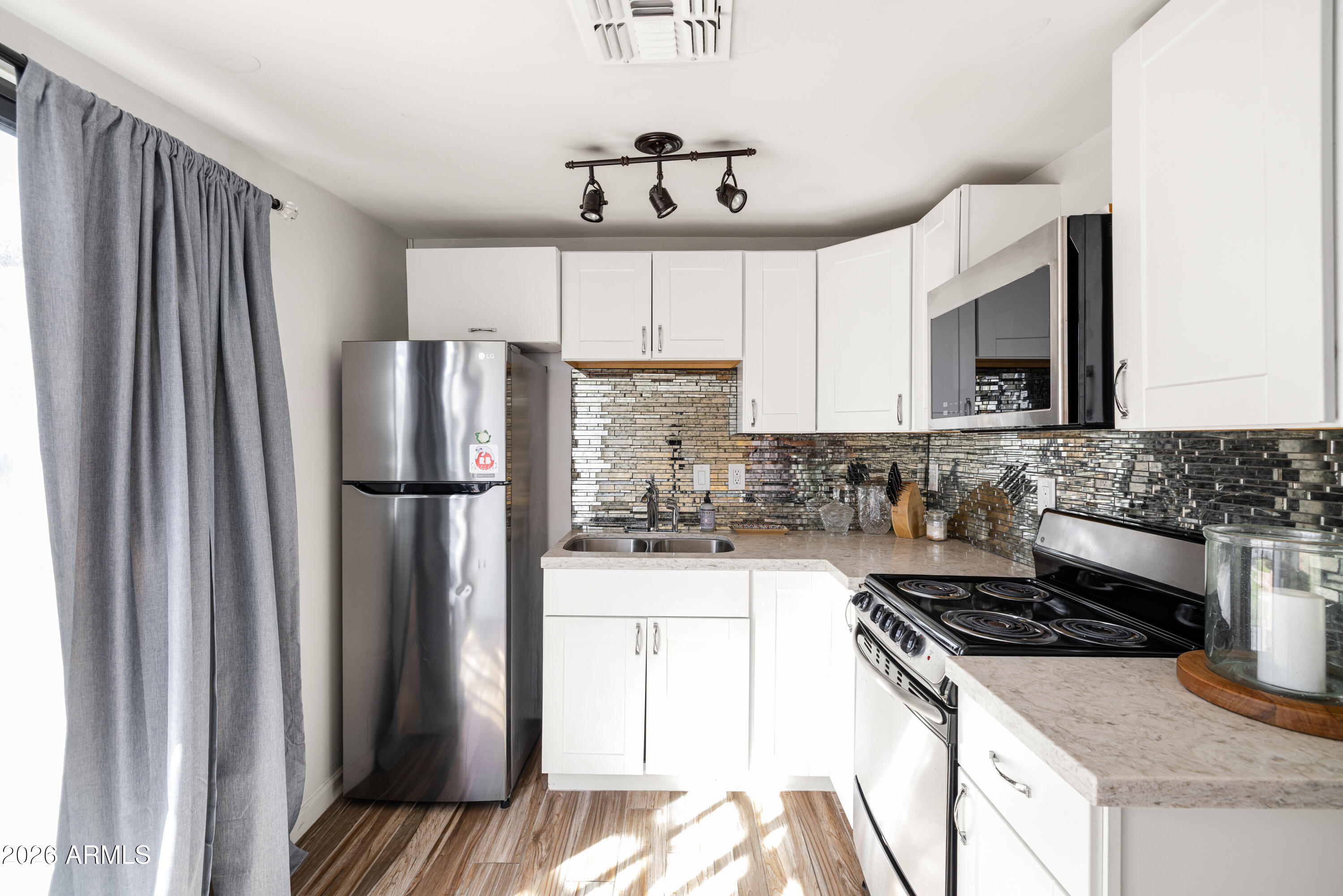 1118 E COLTER Street