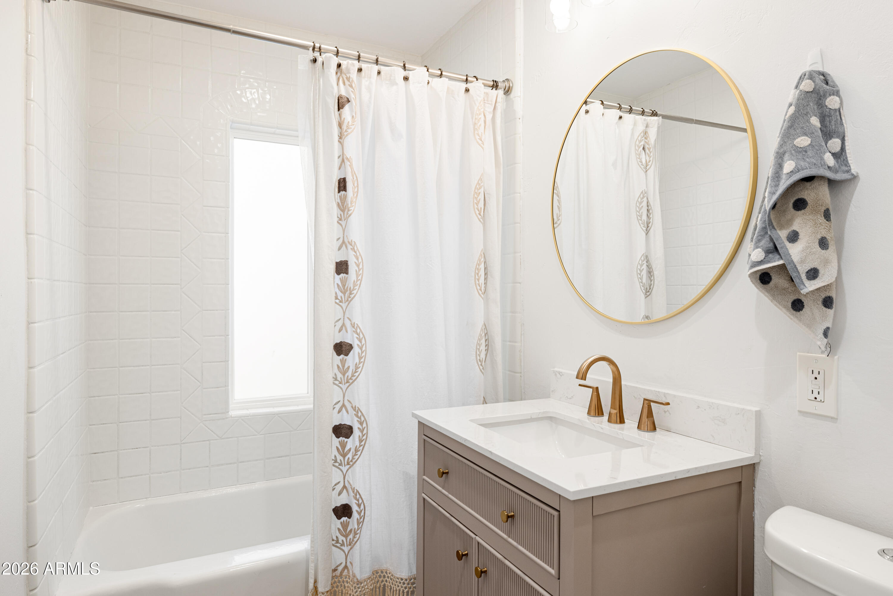 1118 E COLTER Street