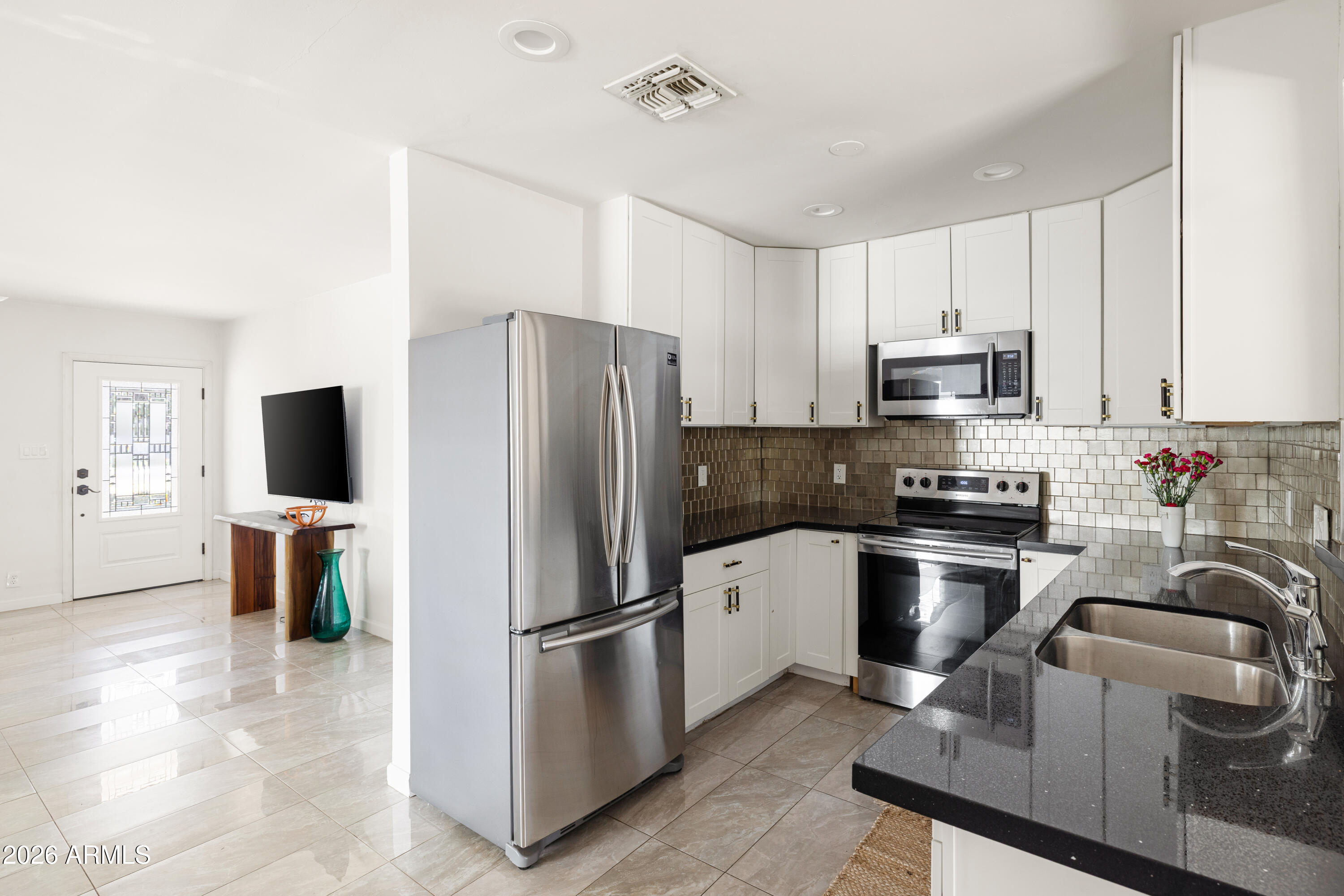 1118 E COLTER Street