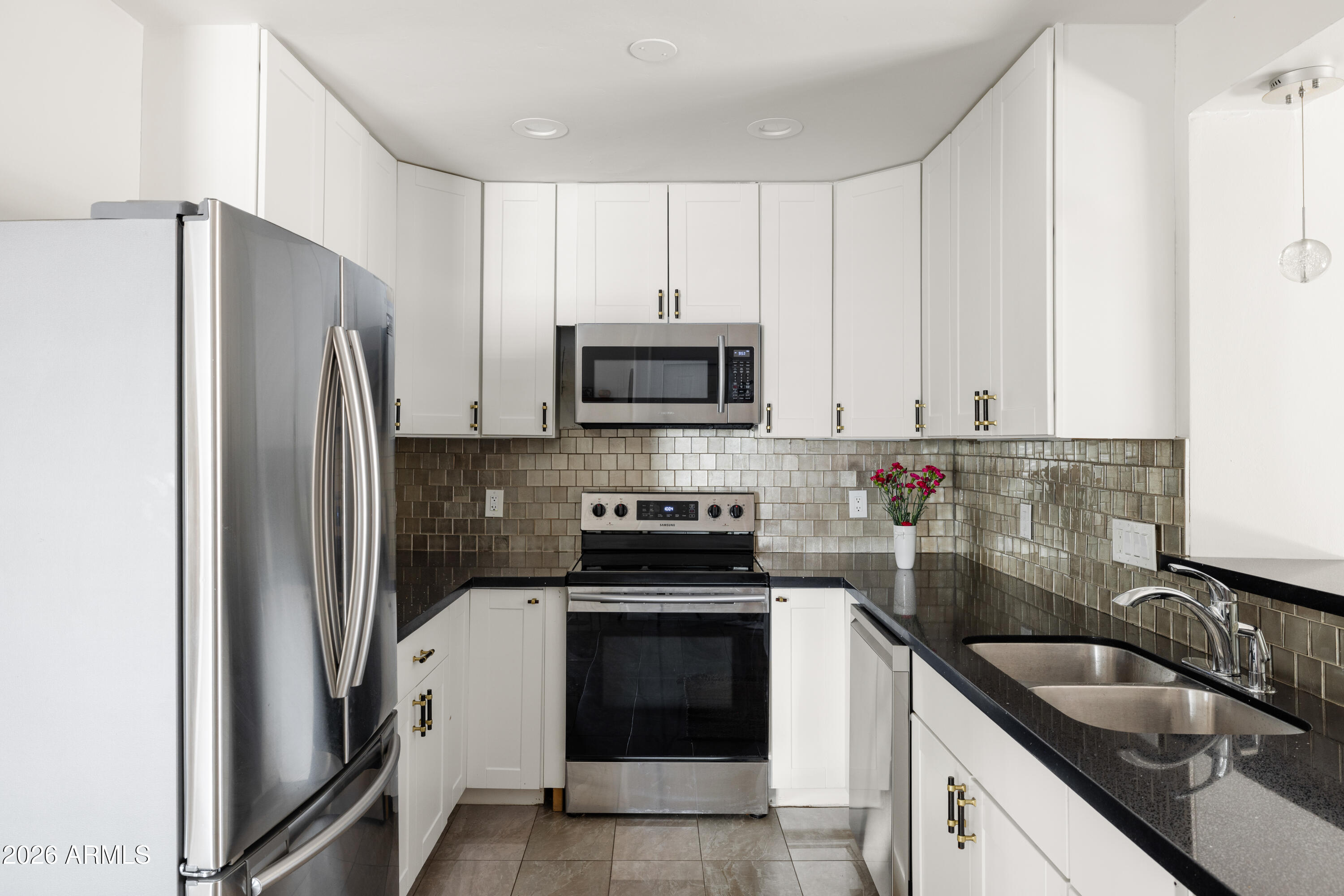 1118 E COLTER Street