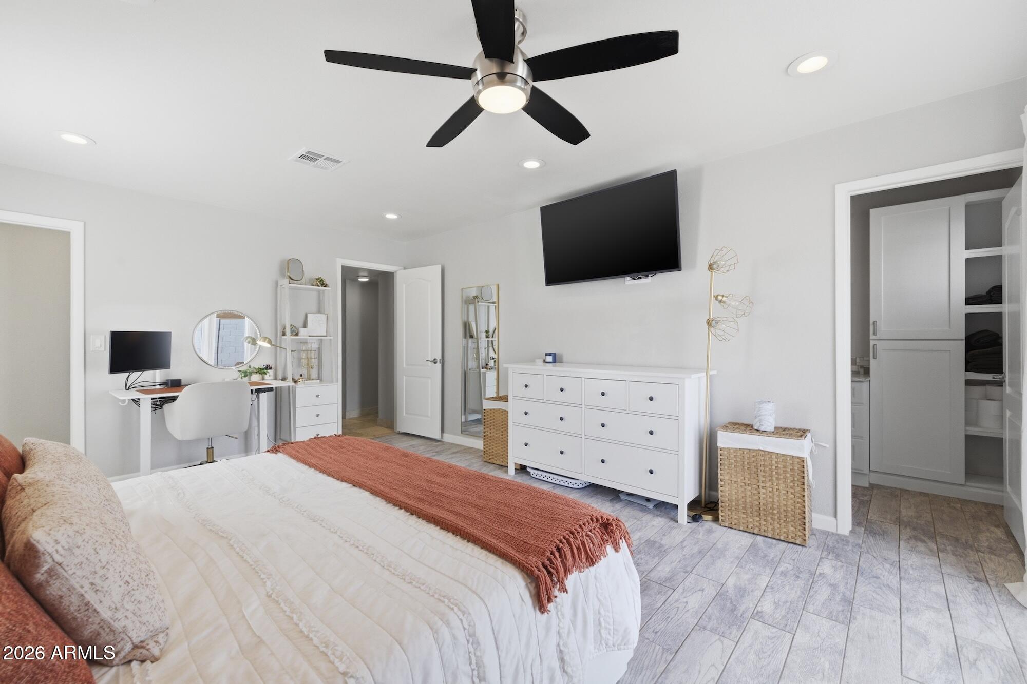 38 W HILLVIEW Street