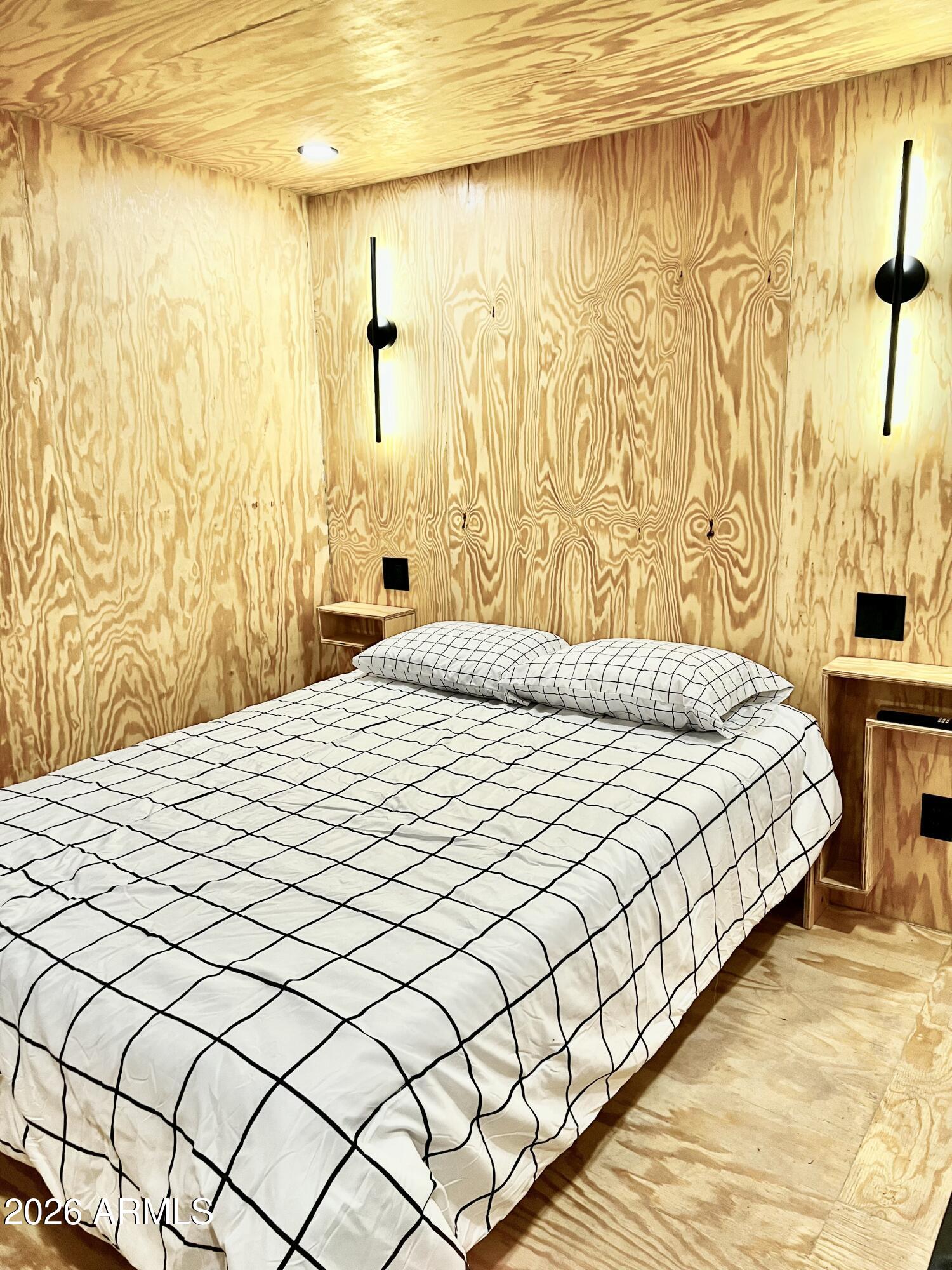 1502 W MONROE Street