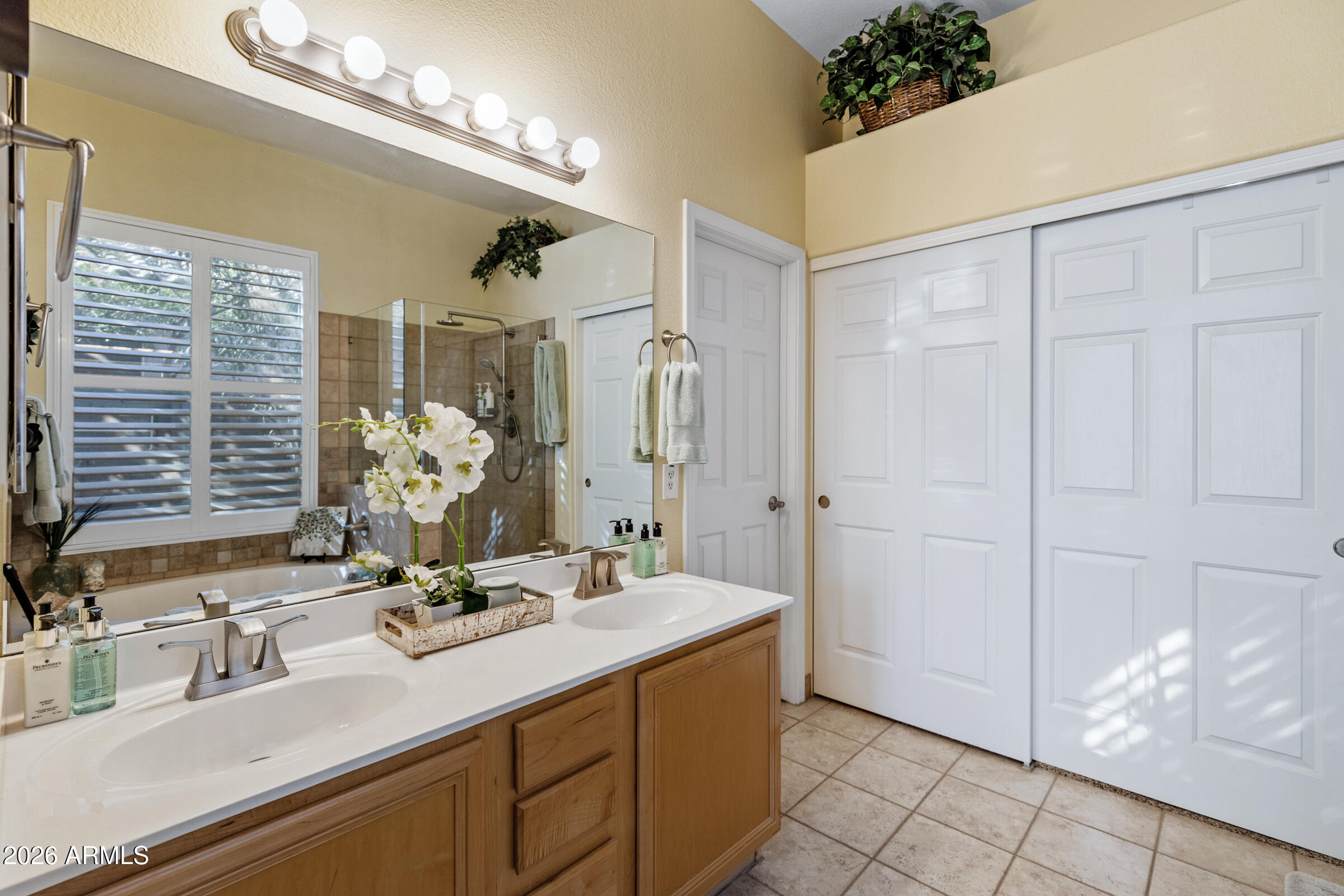 10537 E FORGE Avenue