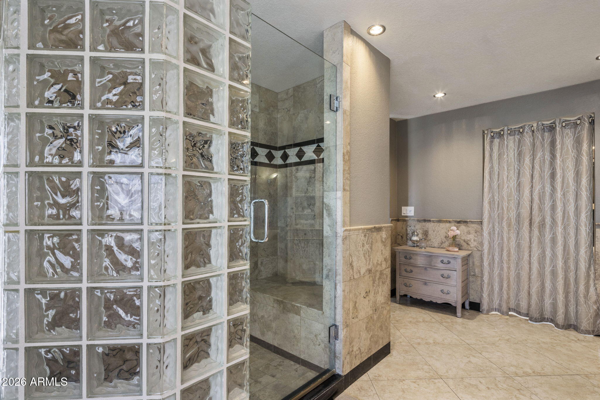 8119 E PARKVIEW Lane