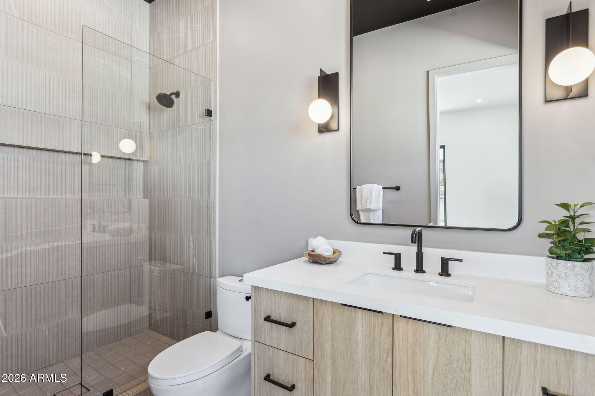 1832 E PALMAIRE Avenue