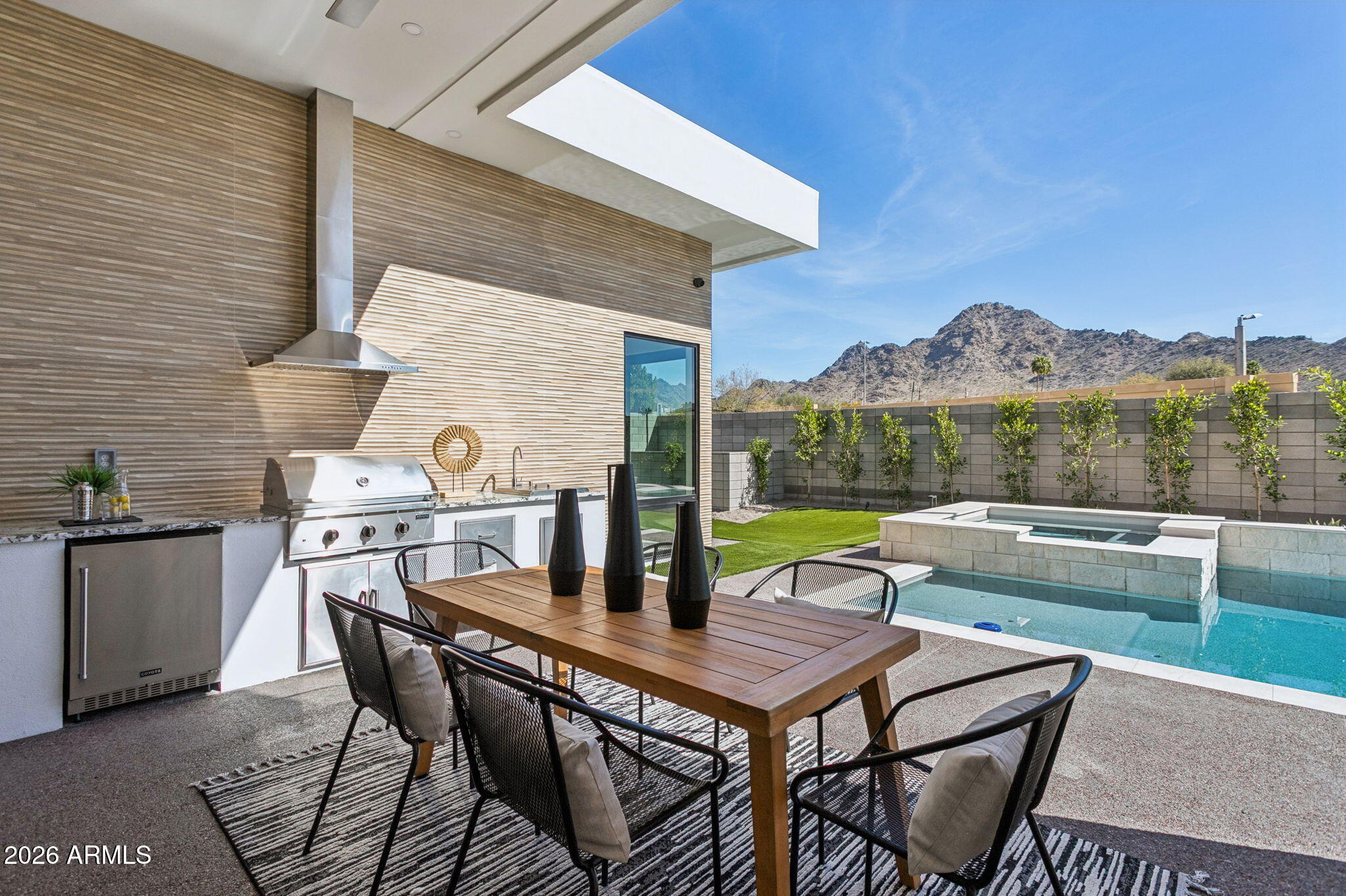 1832 E PALMAIRE Avenue