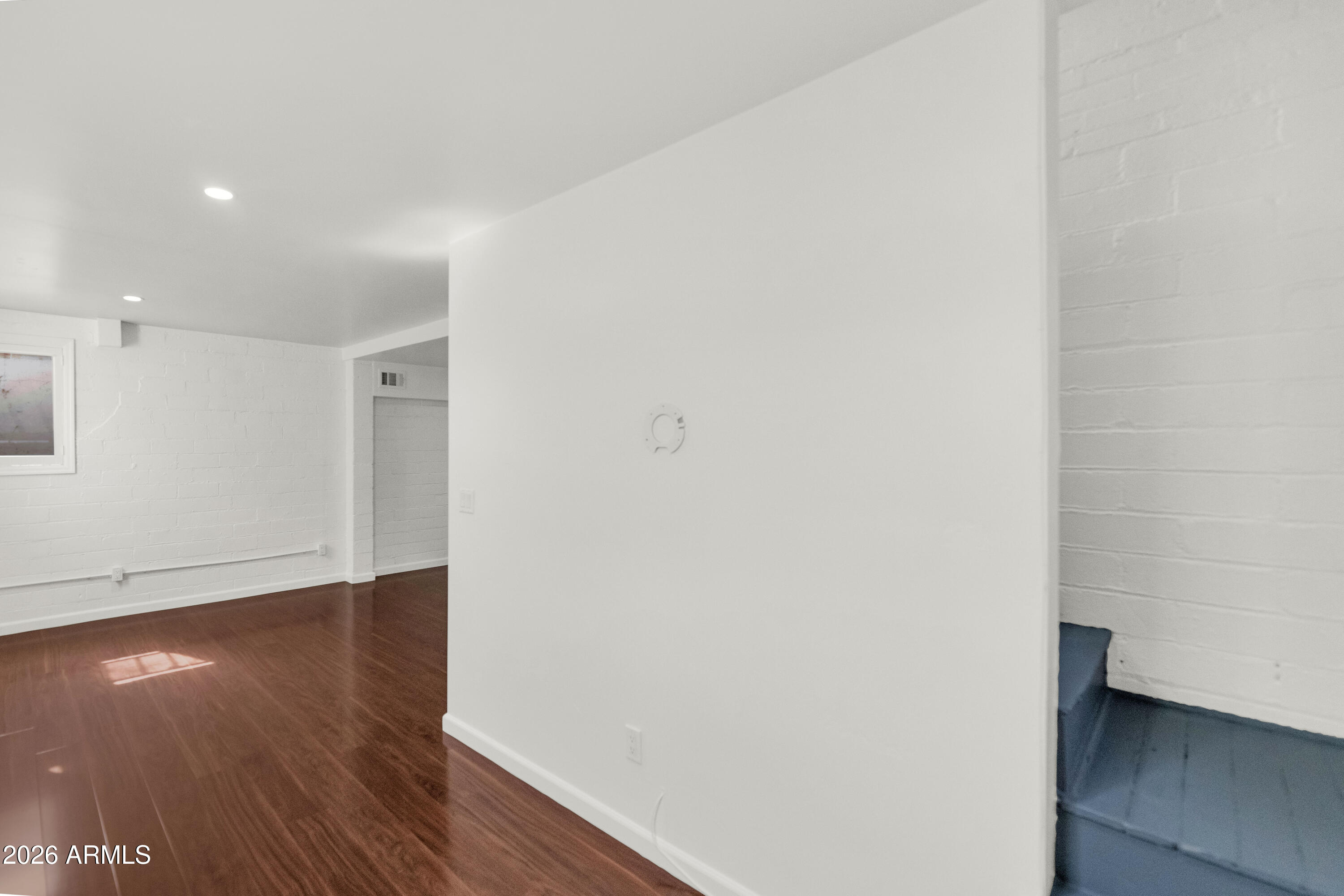 114 W WINDSOR Avenue