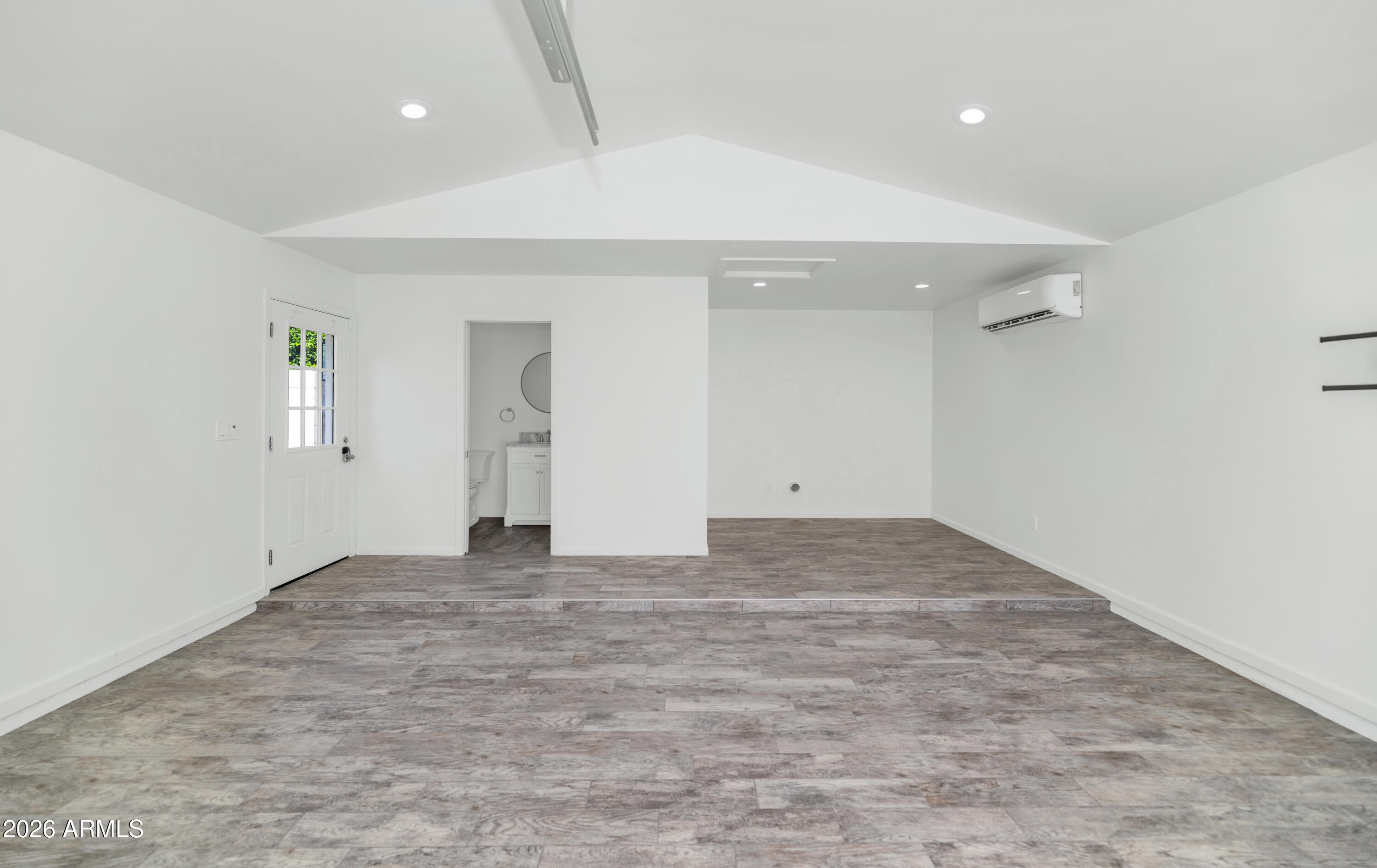 114 W WINDSOR Avenue