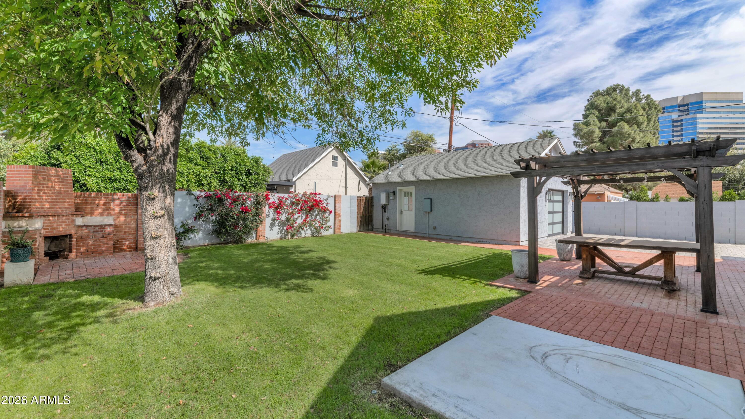 114 W WINDSOR Avenue