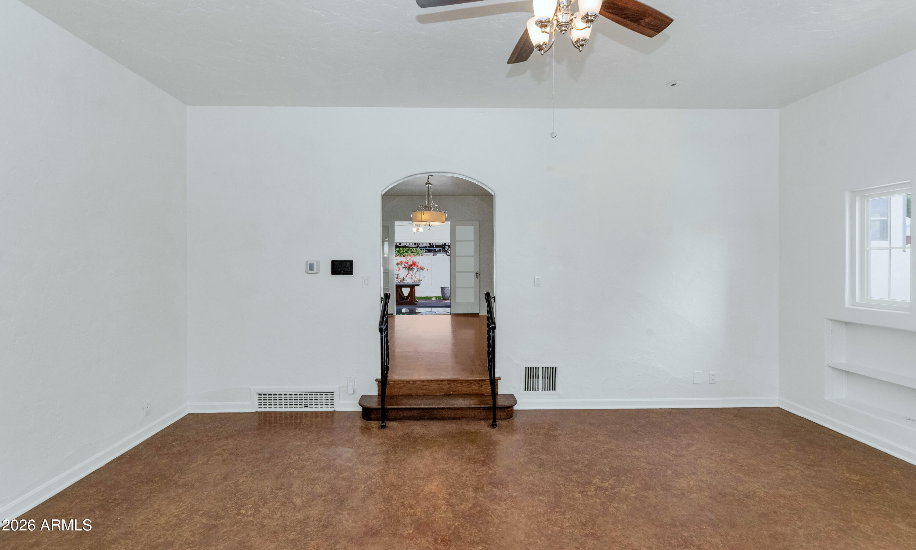 114 W WINDSOR Avenue