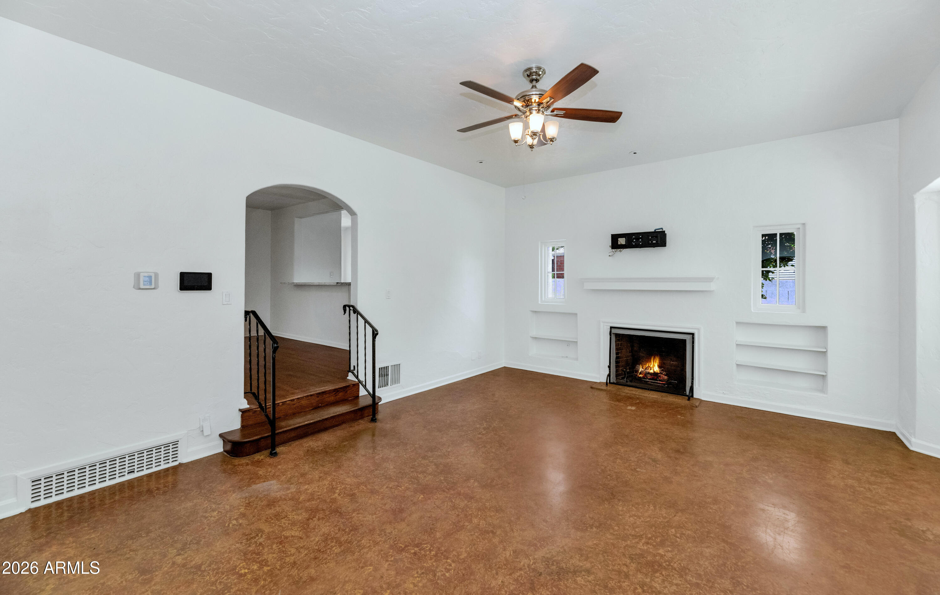 114 W WINDSOR Avenue