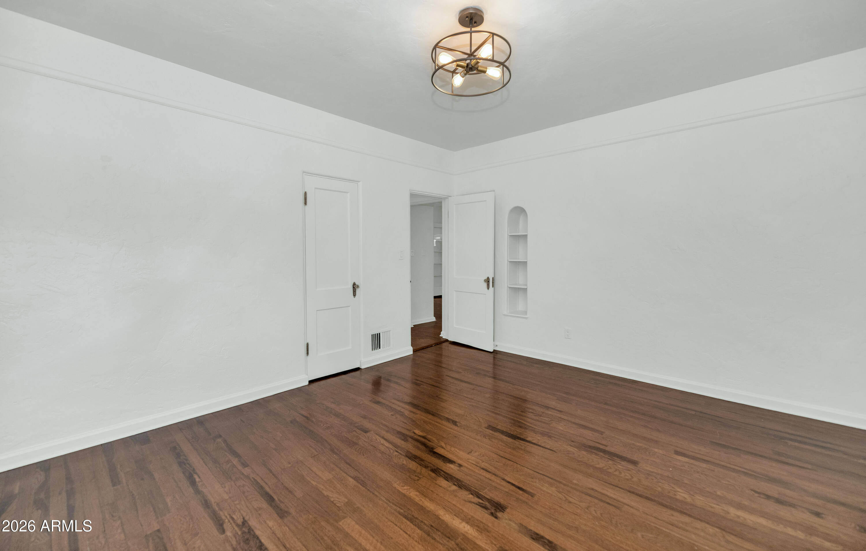 114 W WINDSOR Avenue