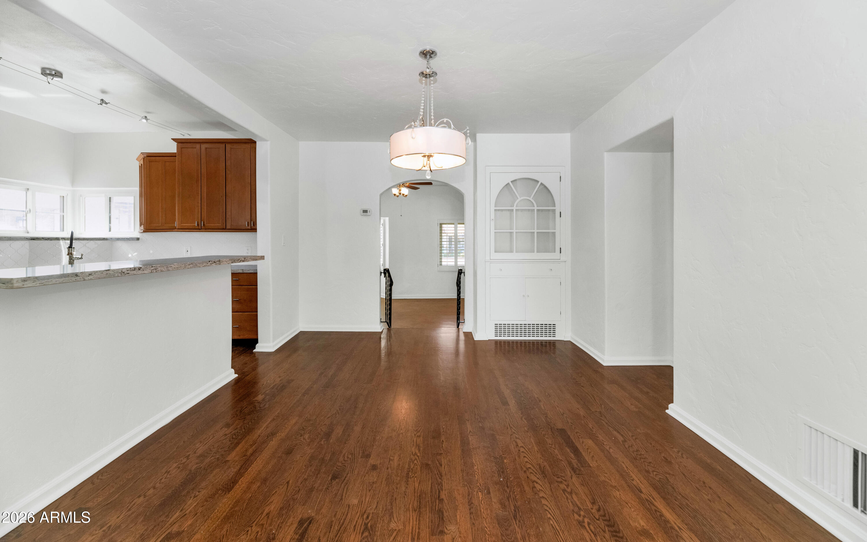 114 W WINDSOR Avenue