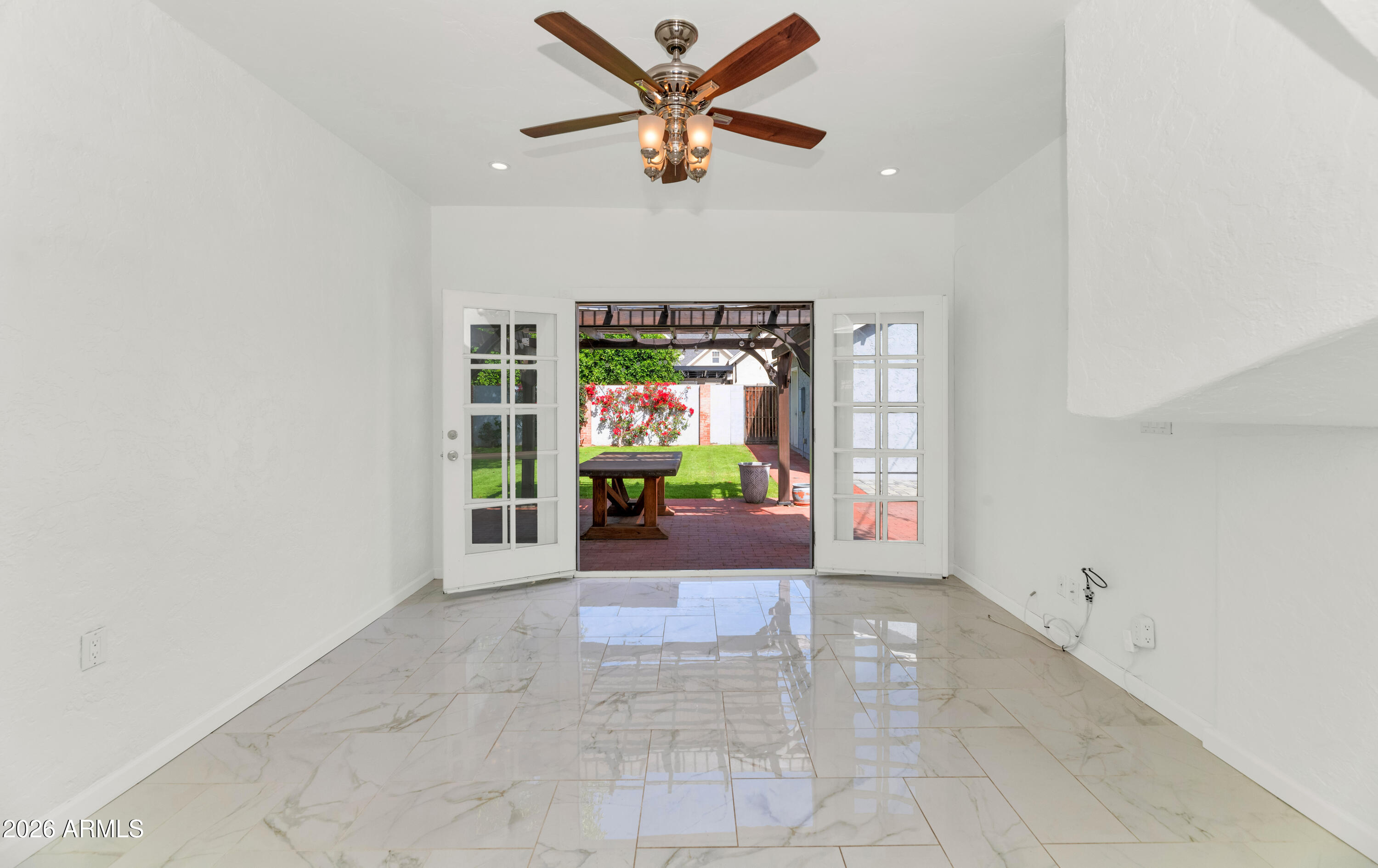 114 W WINDSOR Avenue