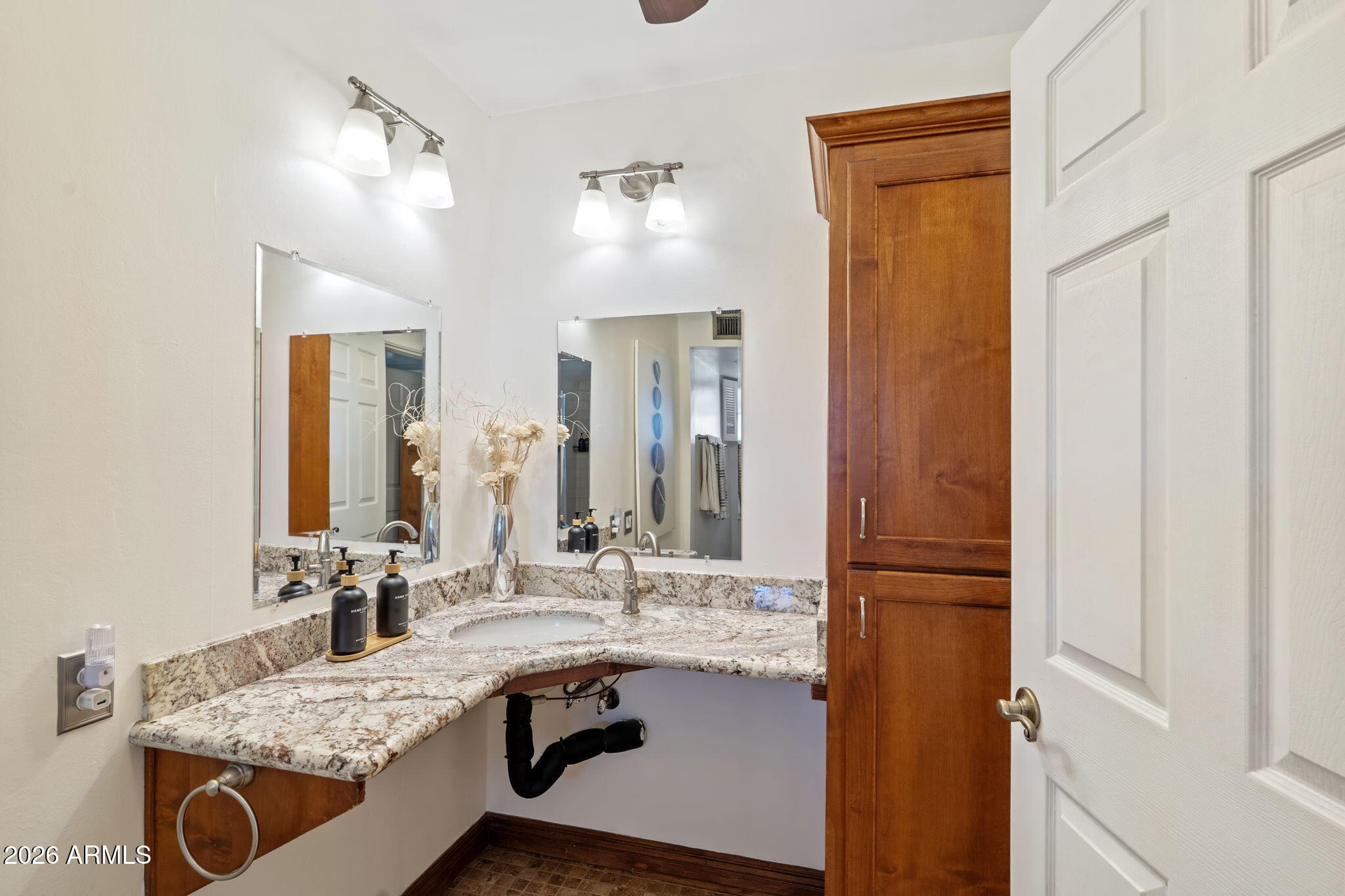 1936 W CLARENDON Avenue