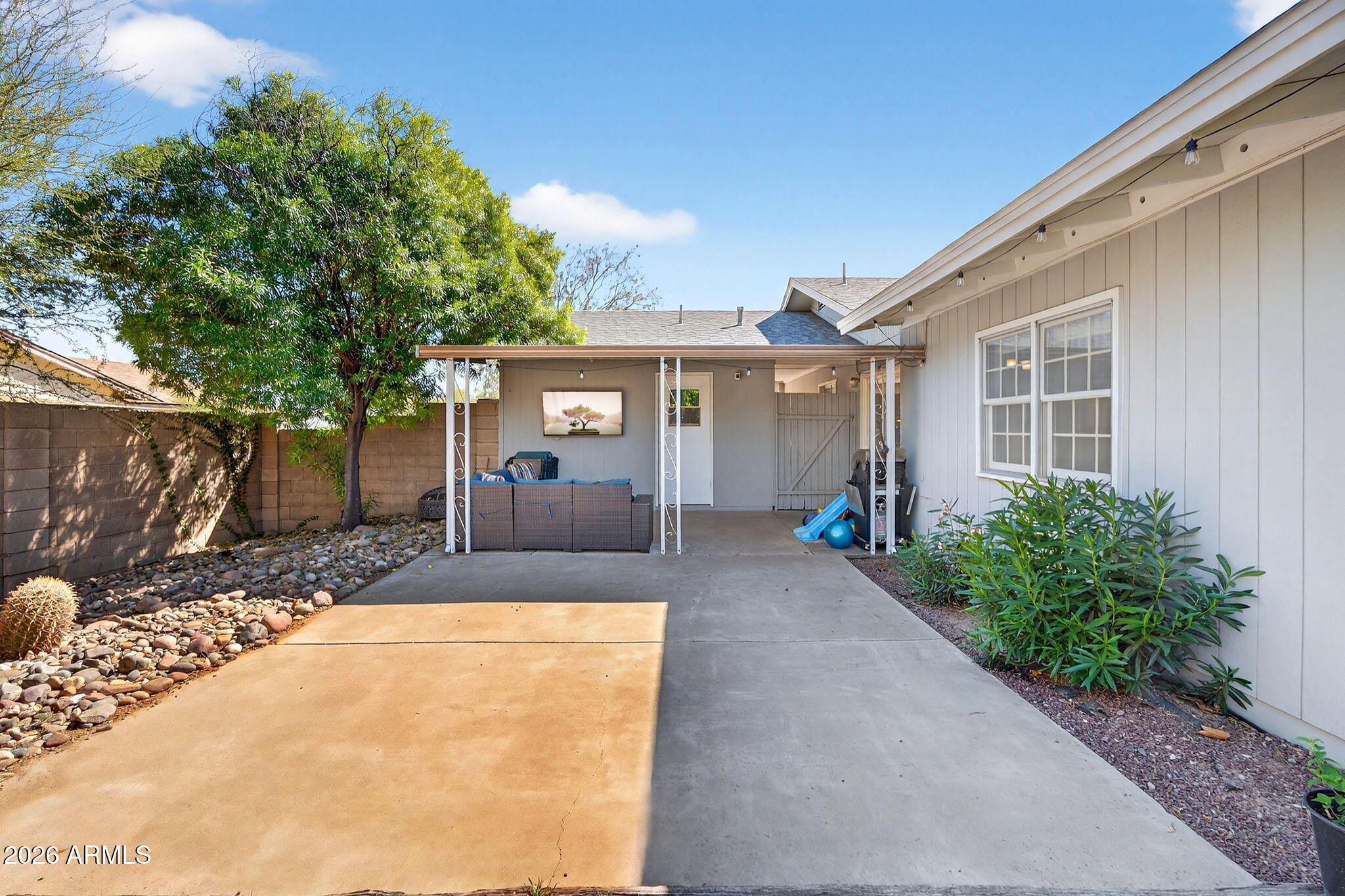 2822 E WILLOW Avenue