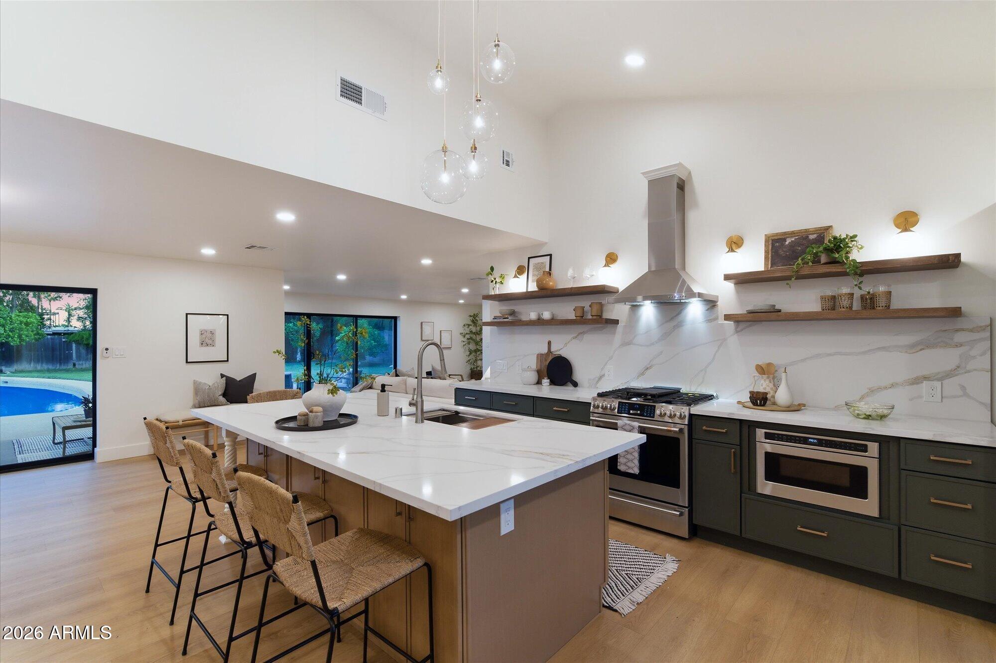 325 W LOMA Lane