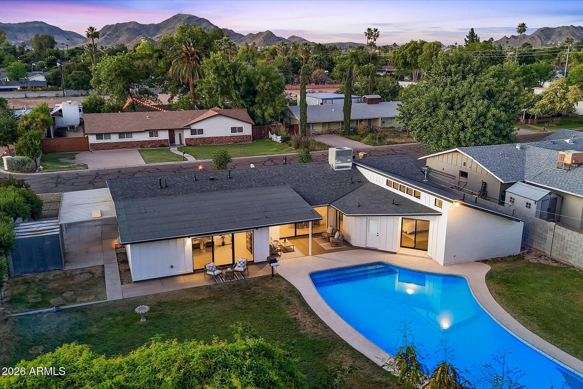 325 W LOMA Lane