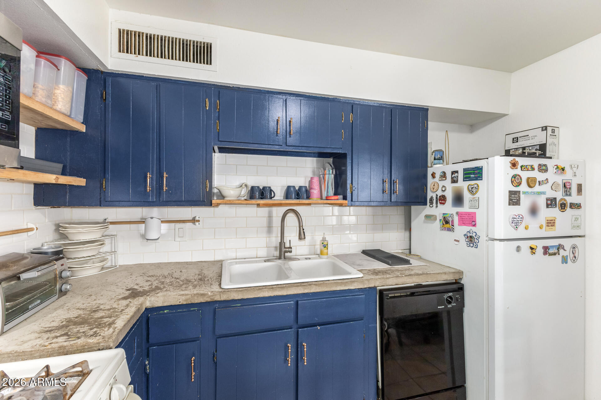 2347 W POINSETTIA Drive N