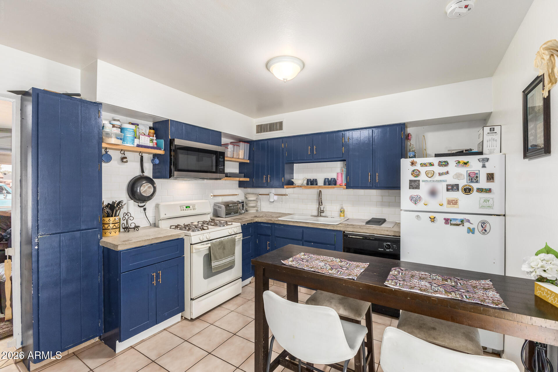 2347 W POINSETTIA Drive N