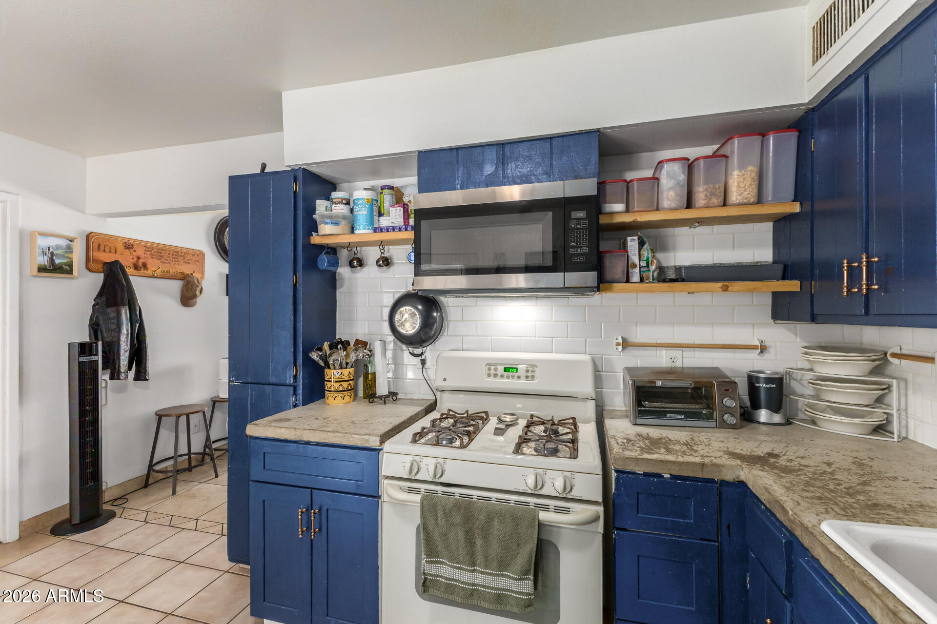 2347 W POINSETTIA Drive N