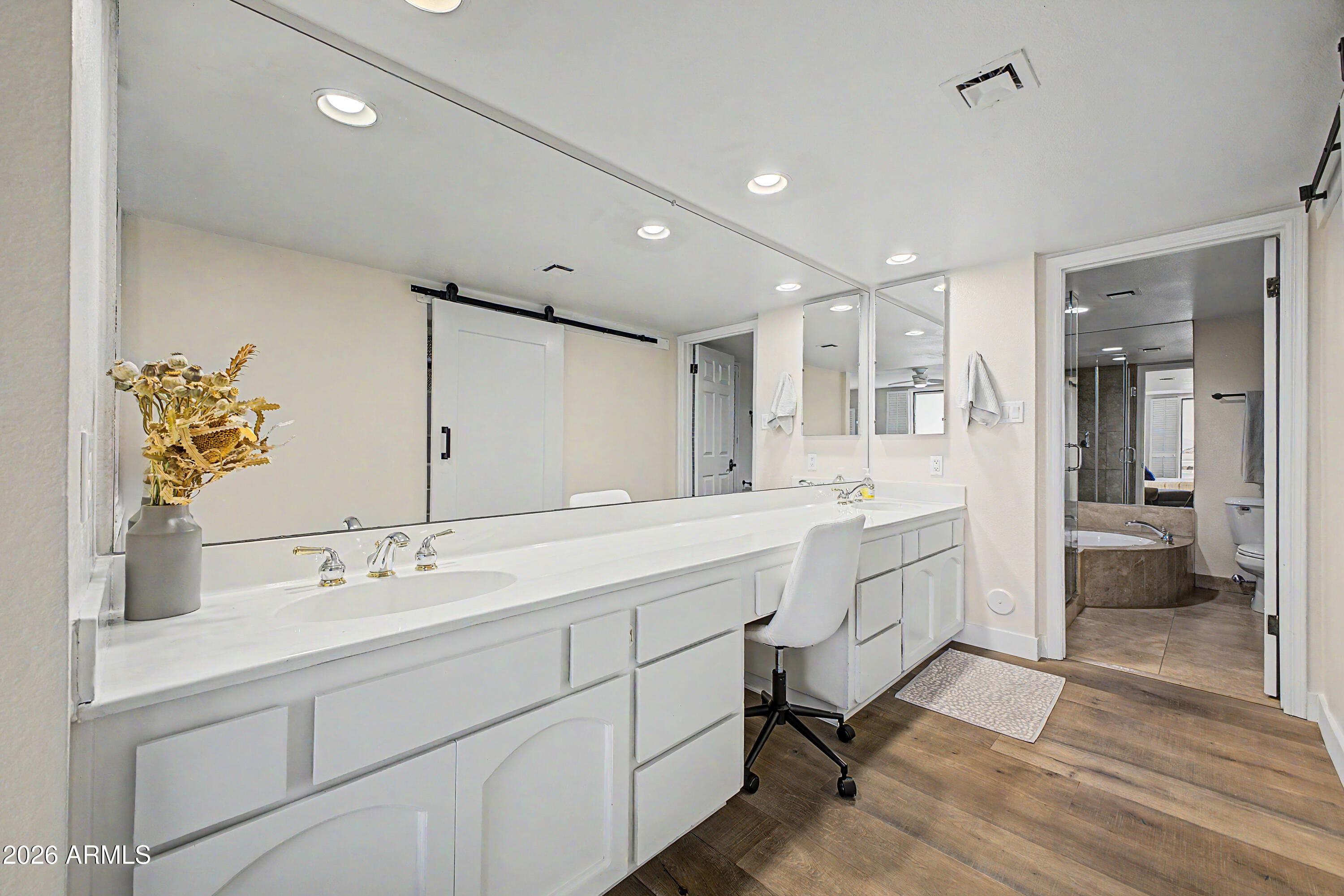 3800 E LINCOLN Drive 45