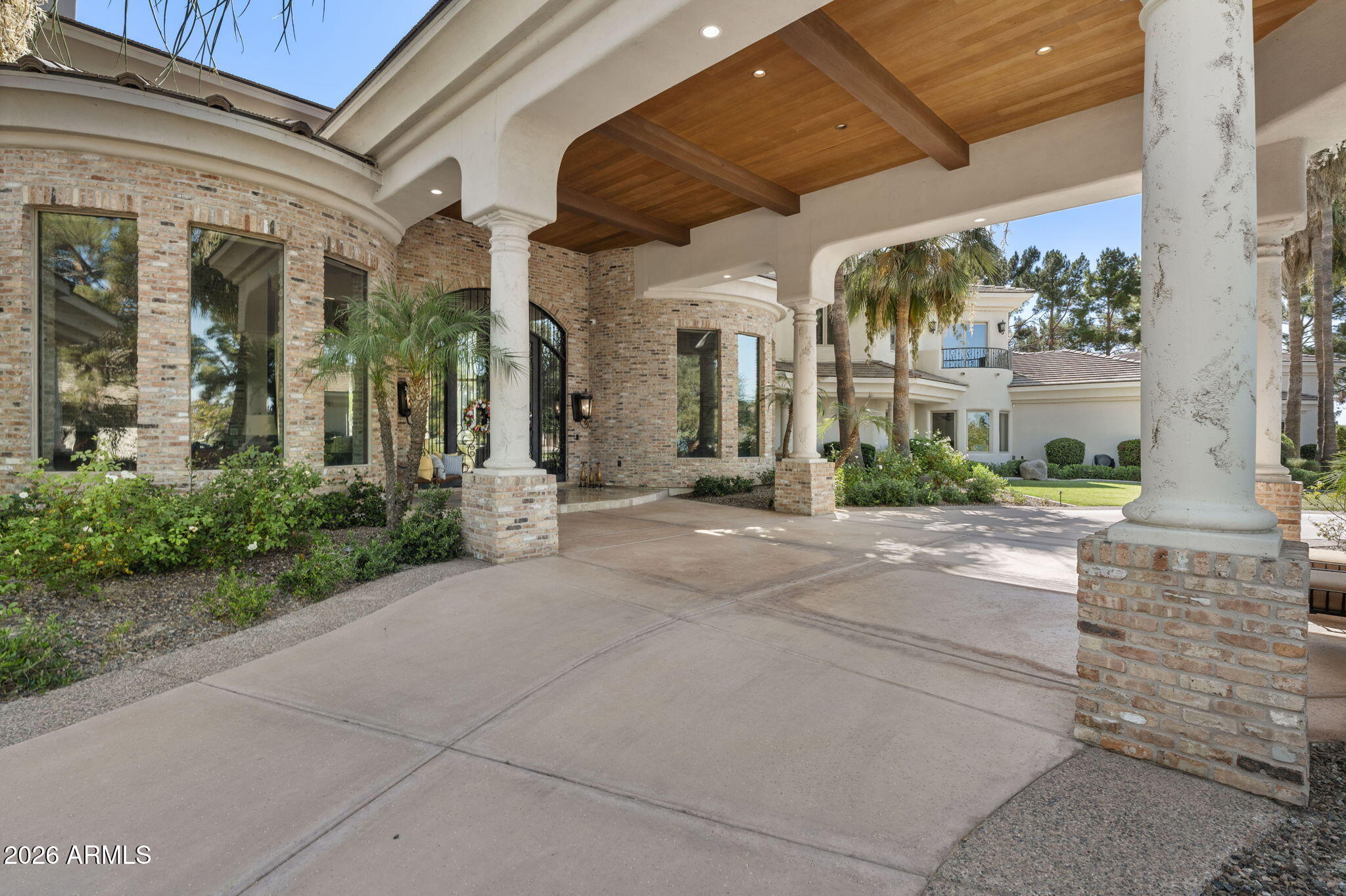 7 E OAKWOOD HILLS Drive