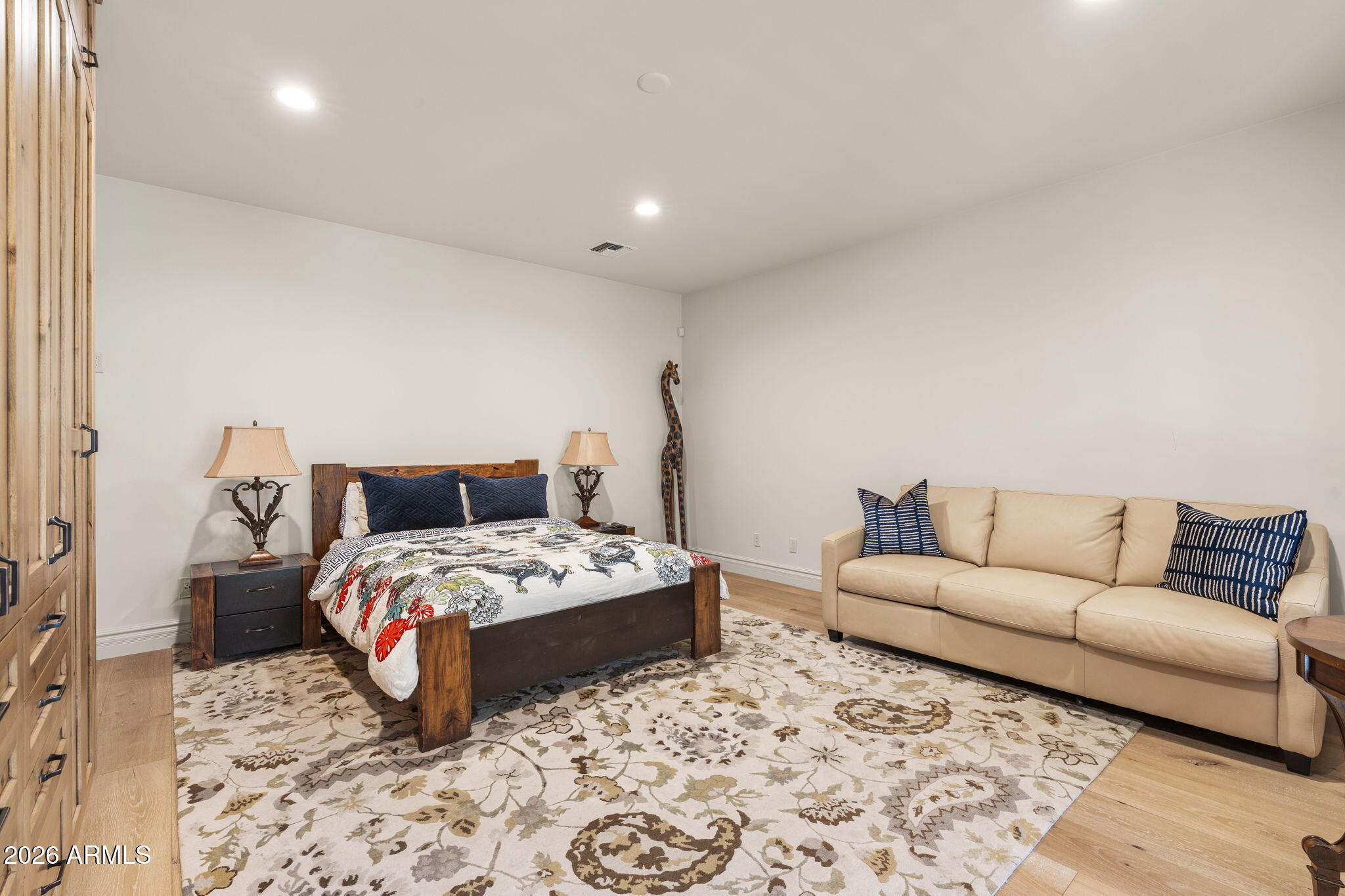 7 E OAKWOOD HILLS Drive