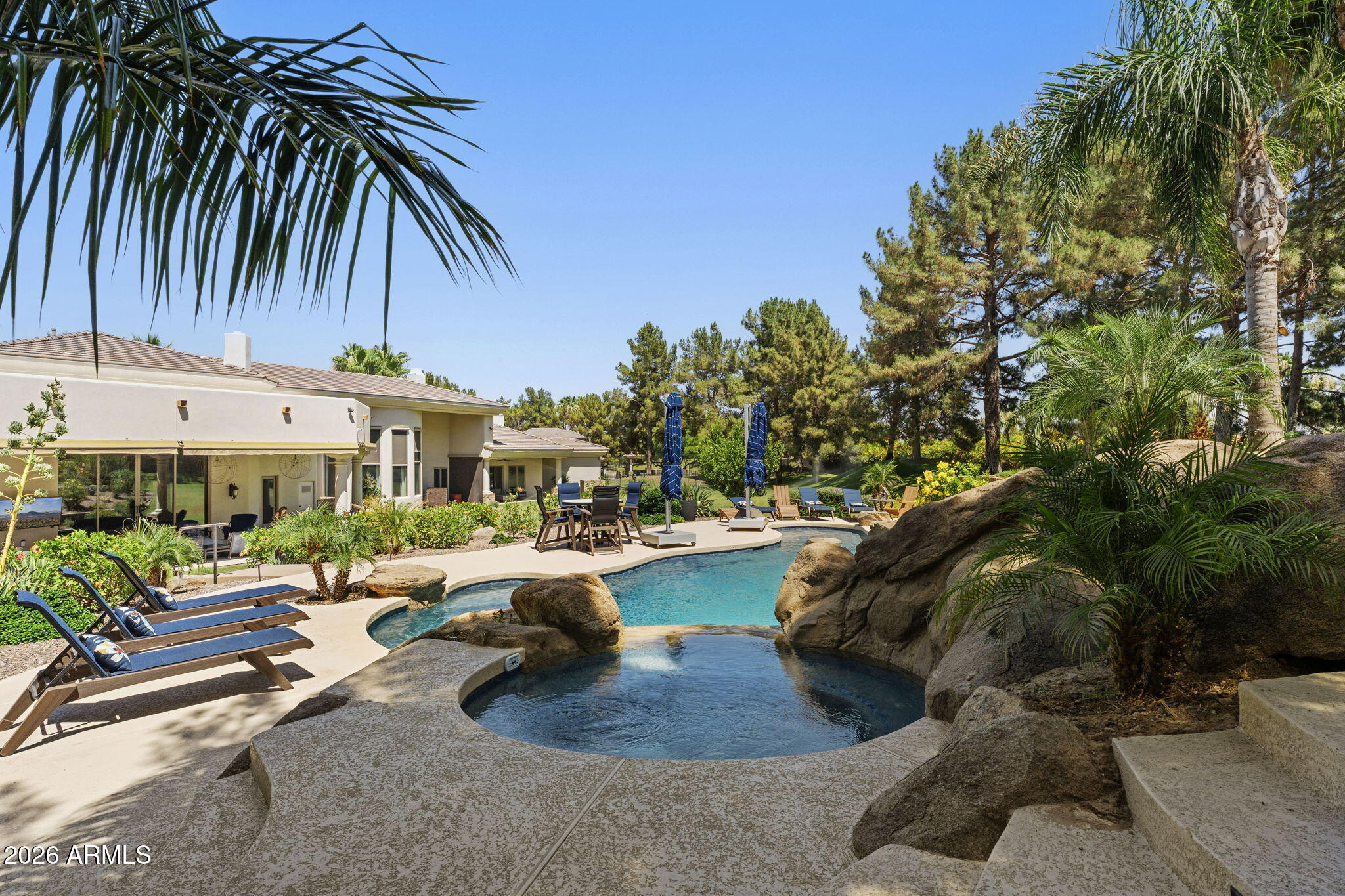 7 E OAKWOOD HILLS Drive