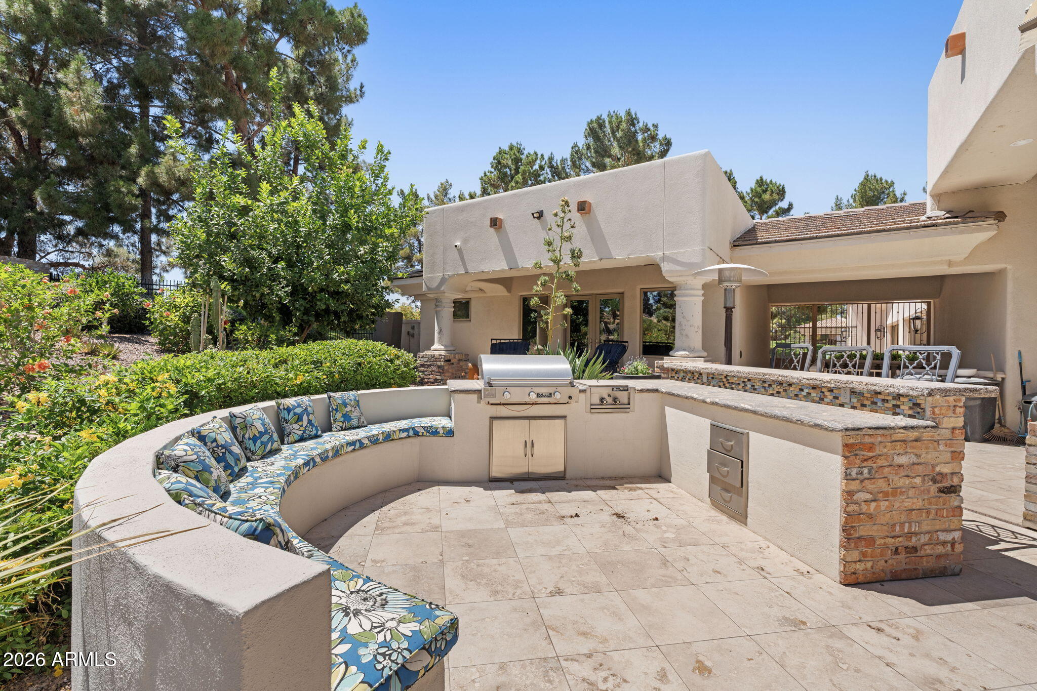 7 E OAKWOOD HILLS Drive