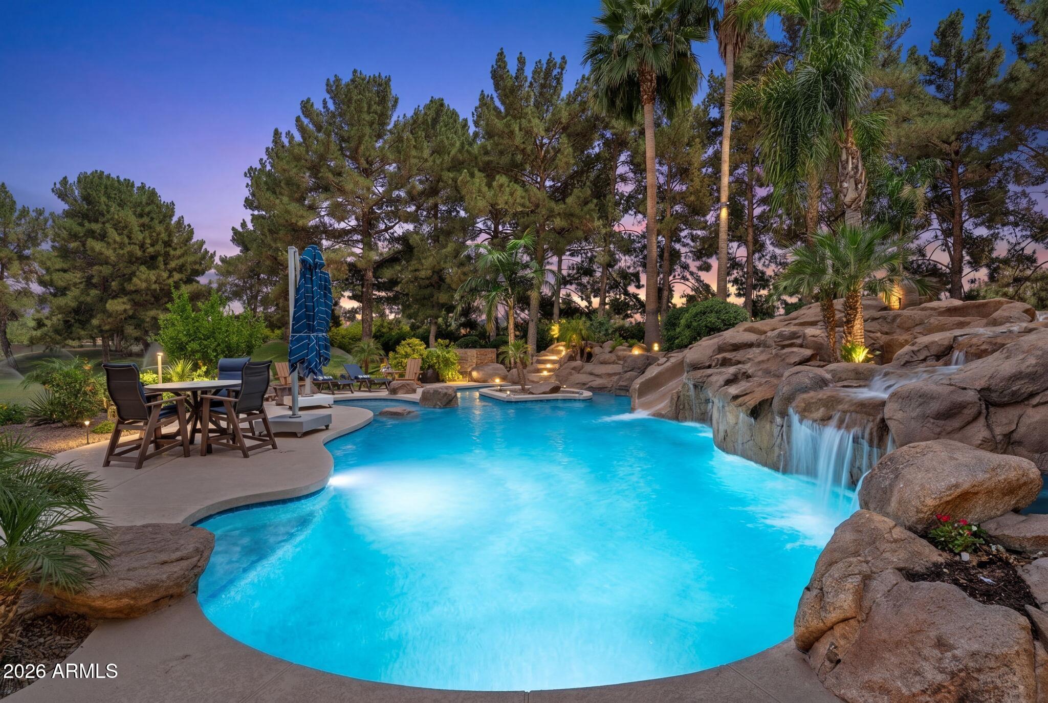 7 E OAKWOOD HILLS Drive