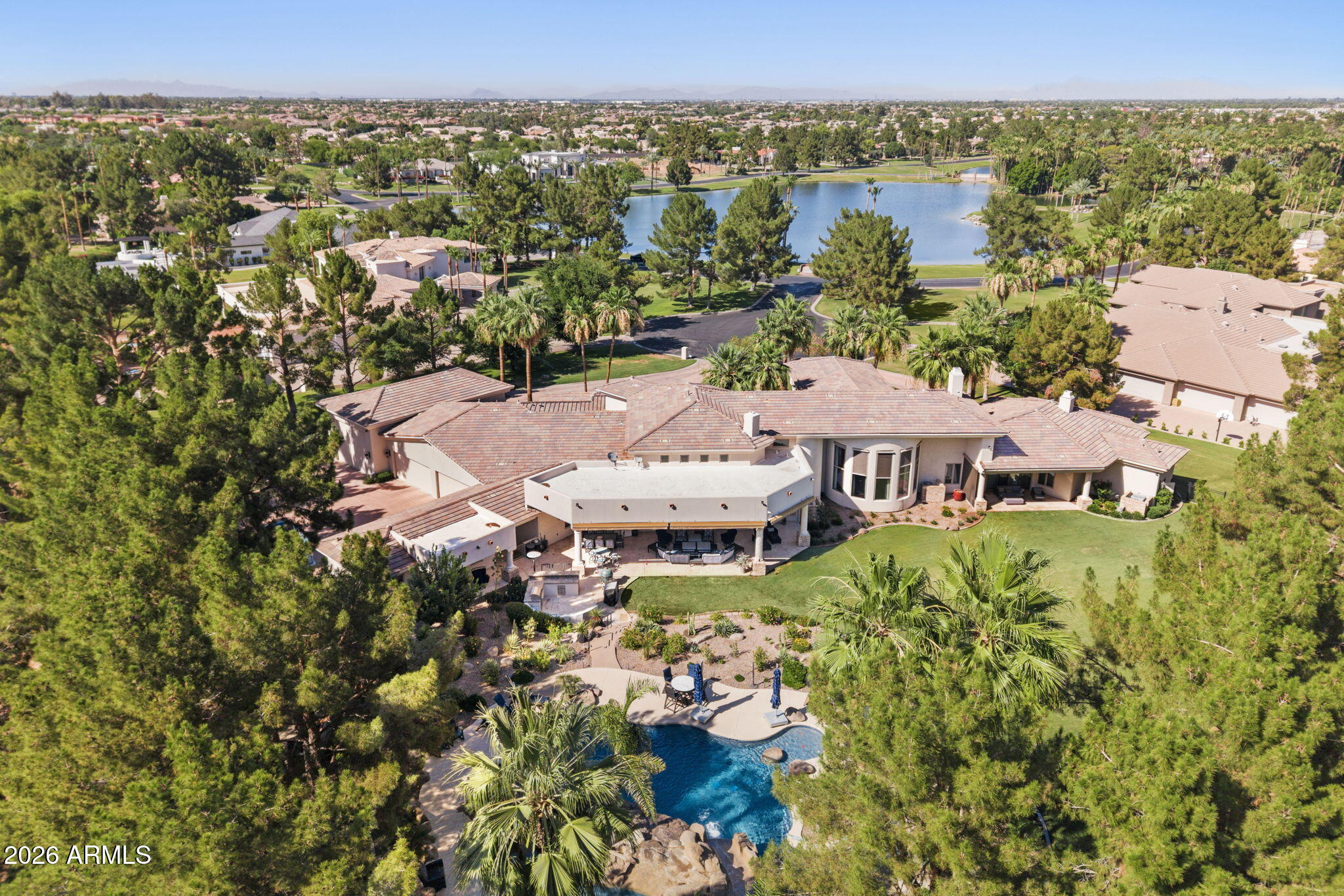 7 E OAKWOOD HILLS Drive
